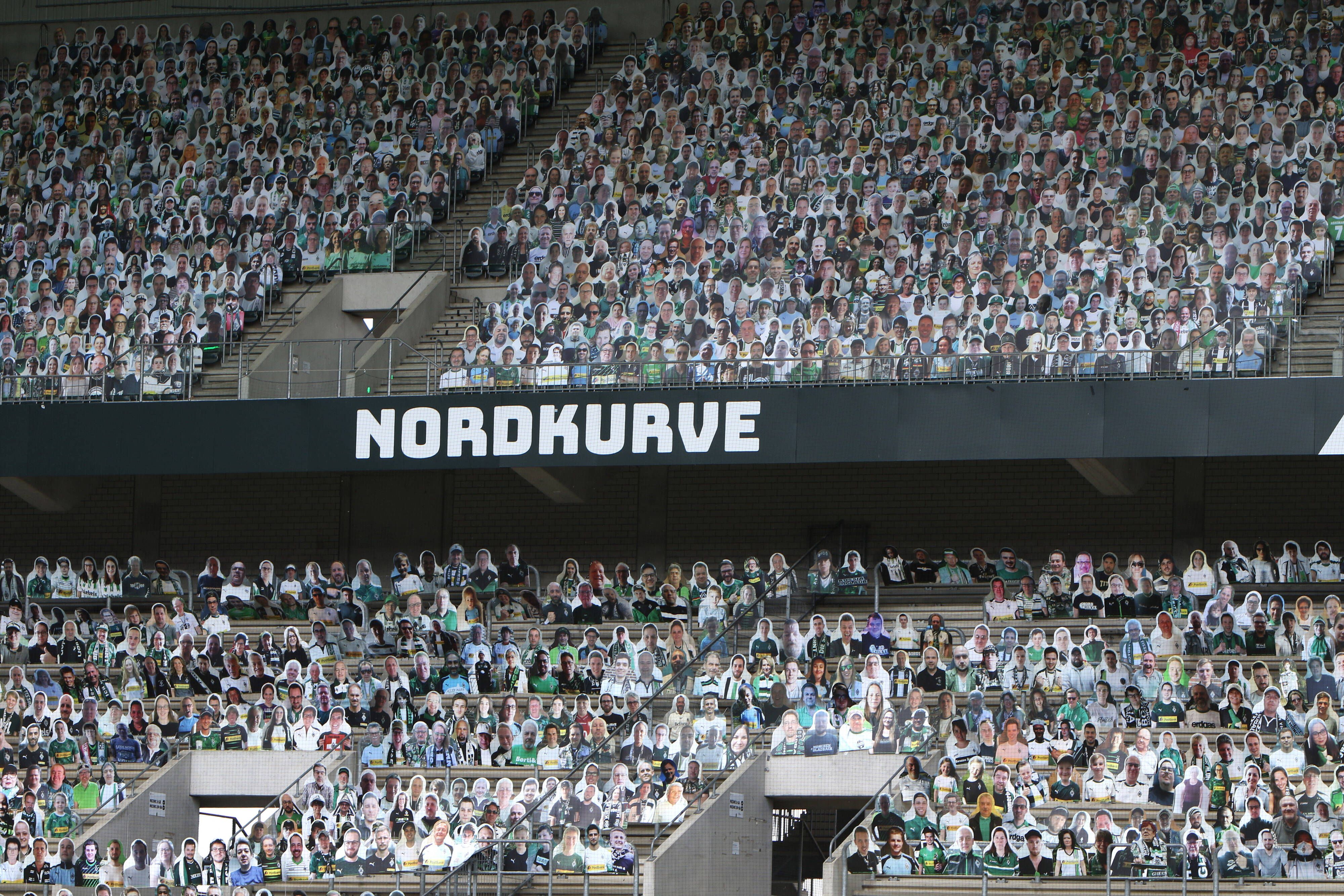 20.000 Pappkameraden zierten die Tribünen im Borussia-Park während des Bundesliga-Spiels gegen Hertha BSC am 34. Spieltag der Saison 2019/20, am 27.06.2020.