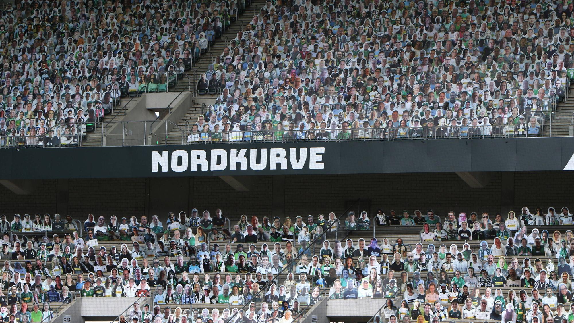 20.000 Pappkameraden zierten die Tribünen im Borussia-Park während des Bundesliga-Spiels gegen Hertha BSC am 34. Spieltag der Saison 2019/20, am 27.06.2020.