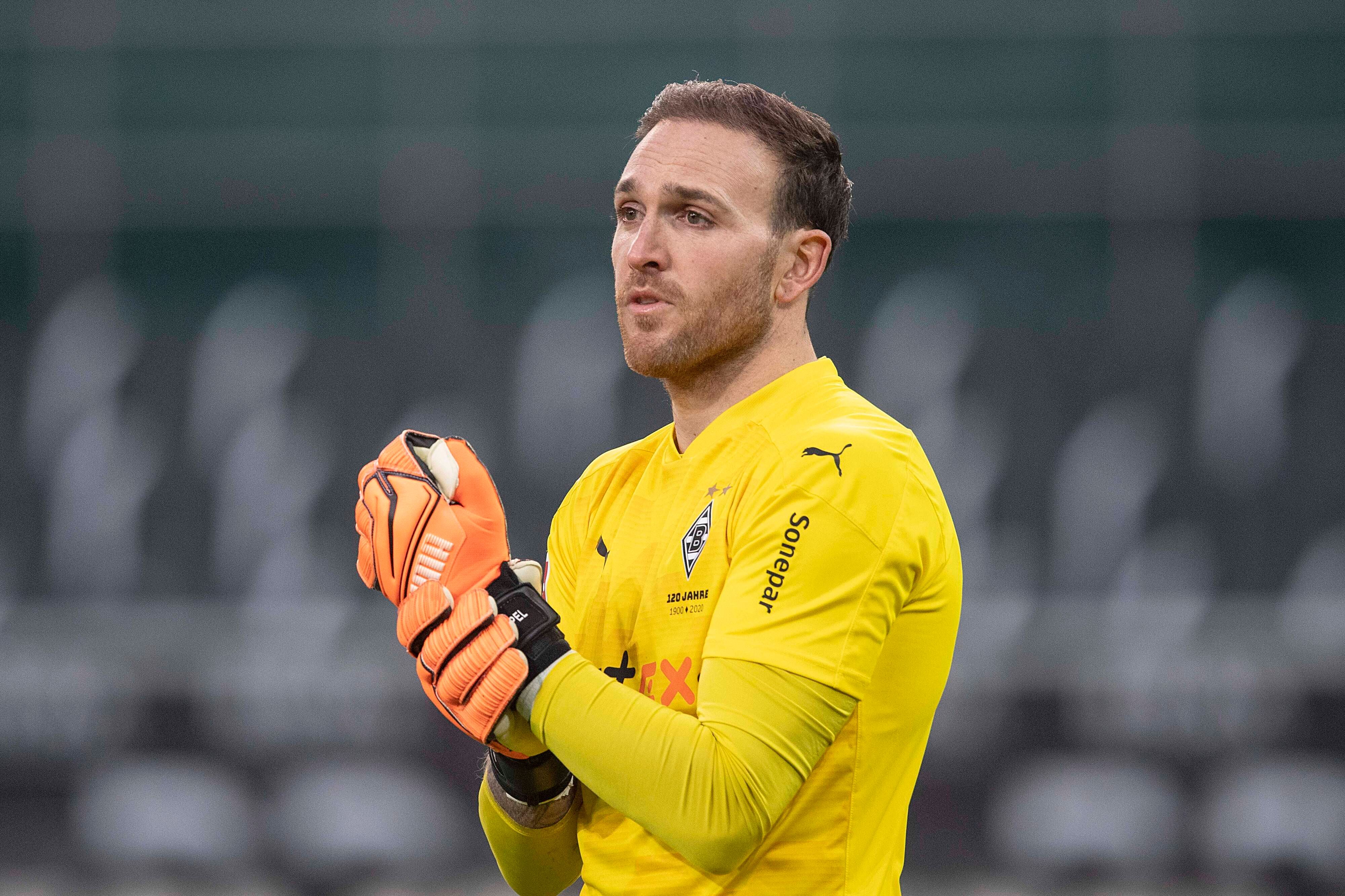Borussias Ersatz-Torhüter Tobias Sippel beim Bundesliga-Spiel zwischen Gladbach und Hertha BSC am 12.12.20 im Borussia-Park.