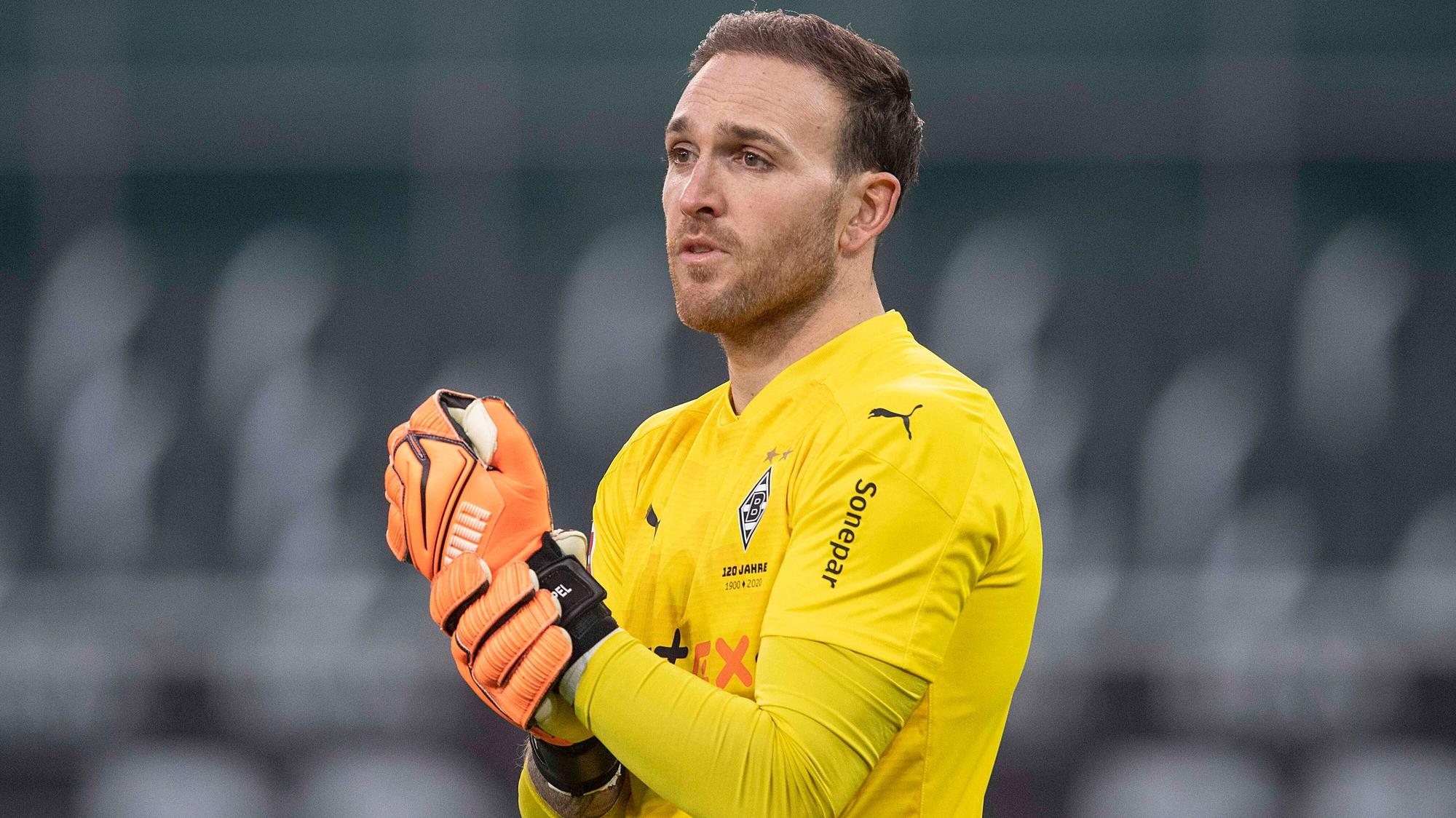 Borussias Ersatz-Torhüter Tobias Sippel beim Bundesliga-Spiel zwischen Gladbach und Hertha BSC am 12.12.20 im Borussia-Park.