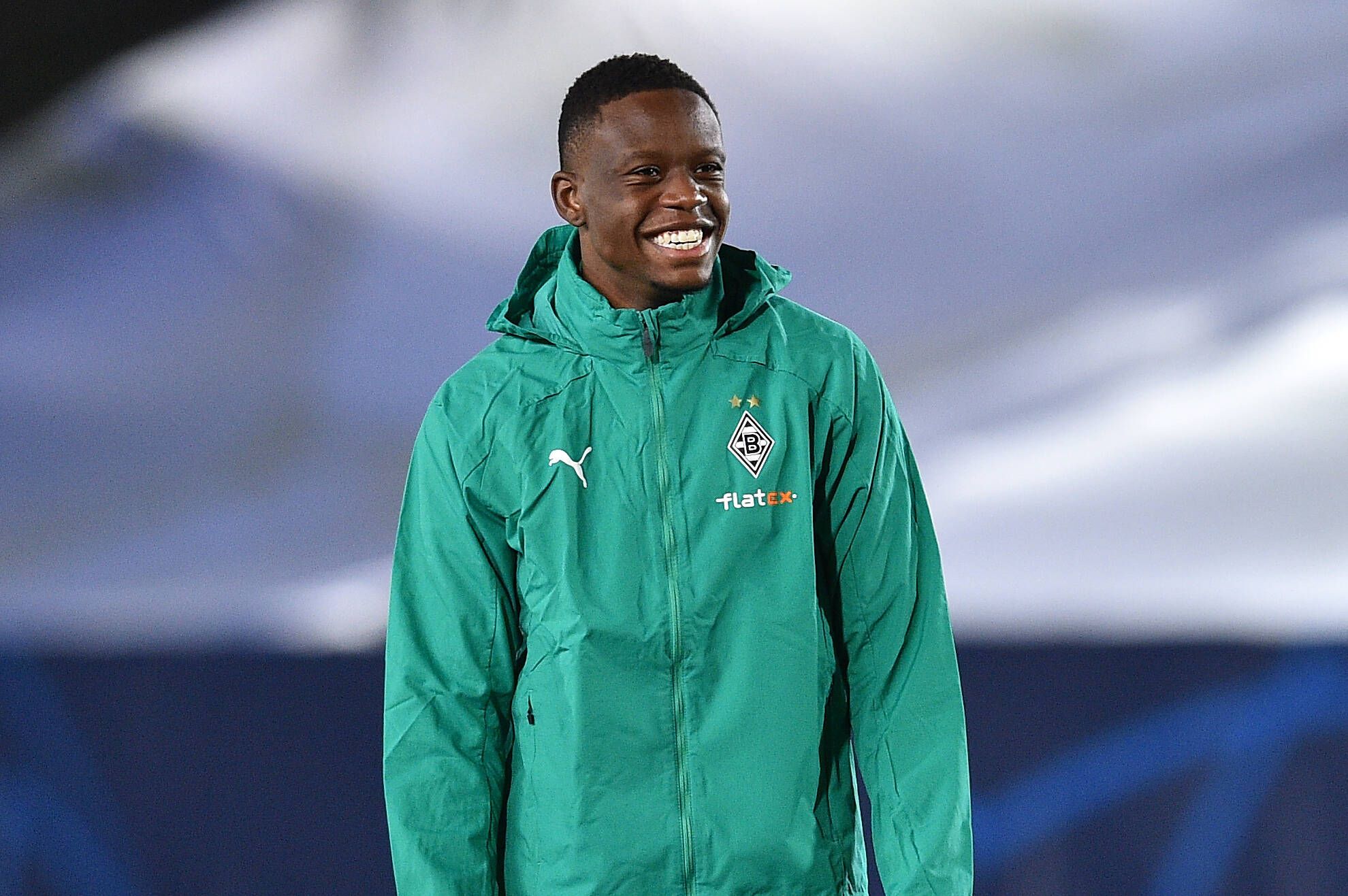 Borussias Mittelfeldspieler Denis Zakaria lacht vor dem Champions-League-Spiel bei Real Madrid am 09.12.2020 im Estadio Alfredo Di Stefano in die Kamera.