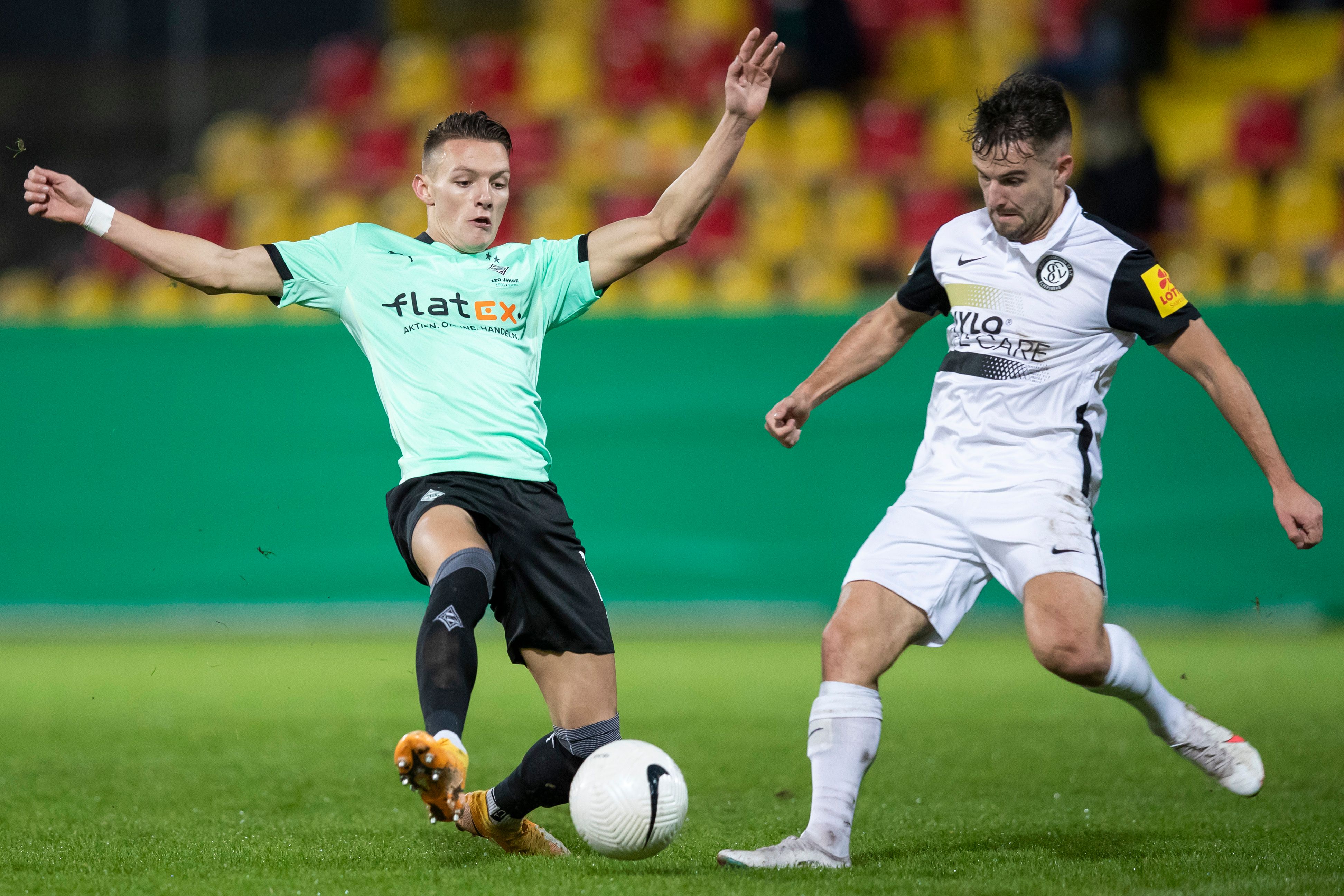 Hannes Wolf (l.) im Zweikampf mit Elversbergs Manuel Feil (r.) während des Pokal-Spiels am 22.12.2020.