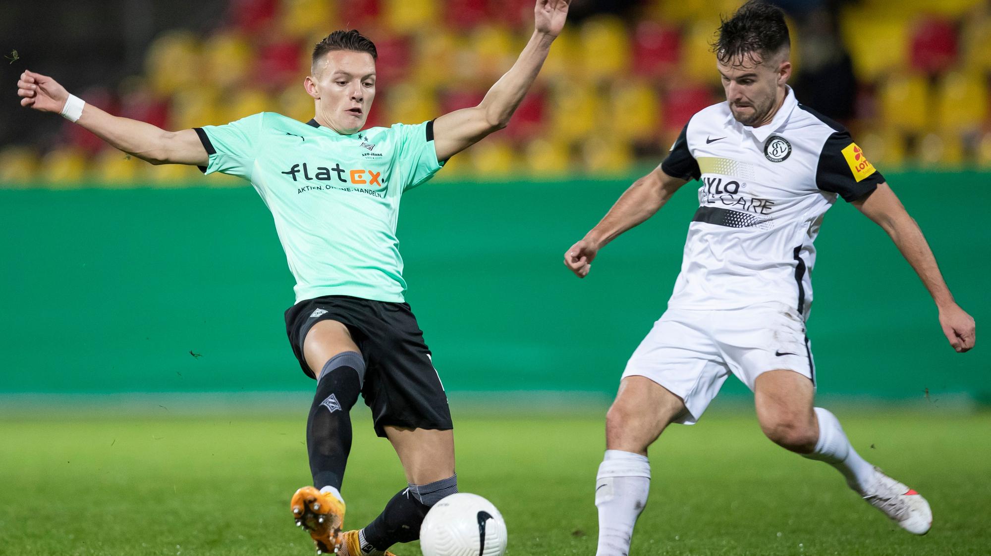 Hannes Wolf (l.) im Zweikampf mit Elversbergs Manuel Feil (r.) während des Pokal-Spiels am 22.12.2020.