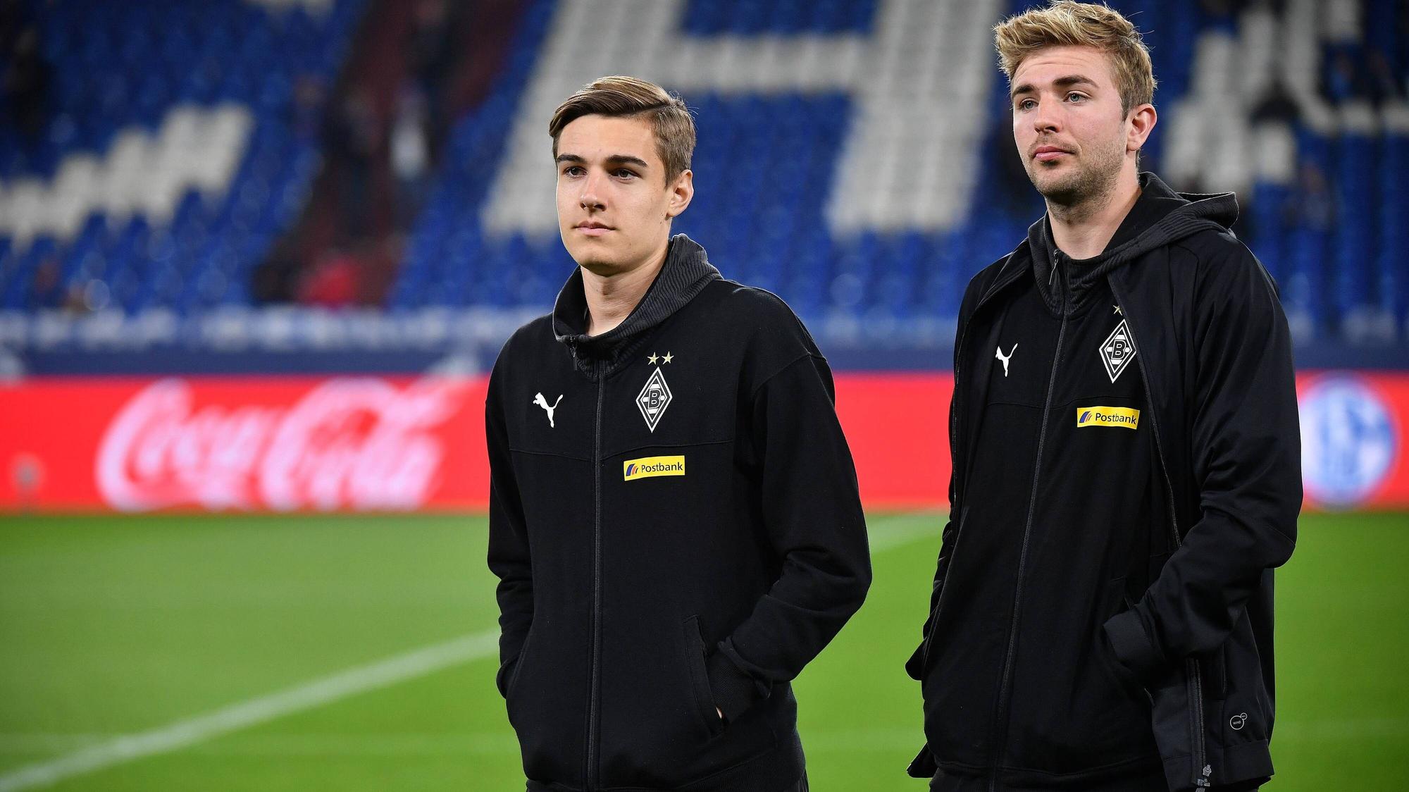 Borussias Mittelfeld-Spieler Florian Neuhaus (l.) und Christoph Kramer (r.) beim Auswärtsspiel in Gelsenkirchen in der Saison 2019/20 am 17.01.20.