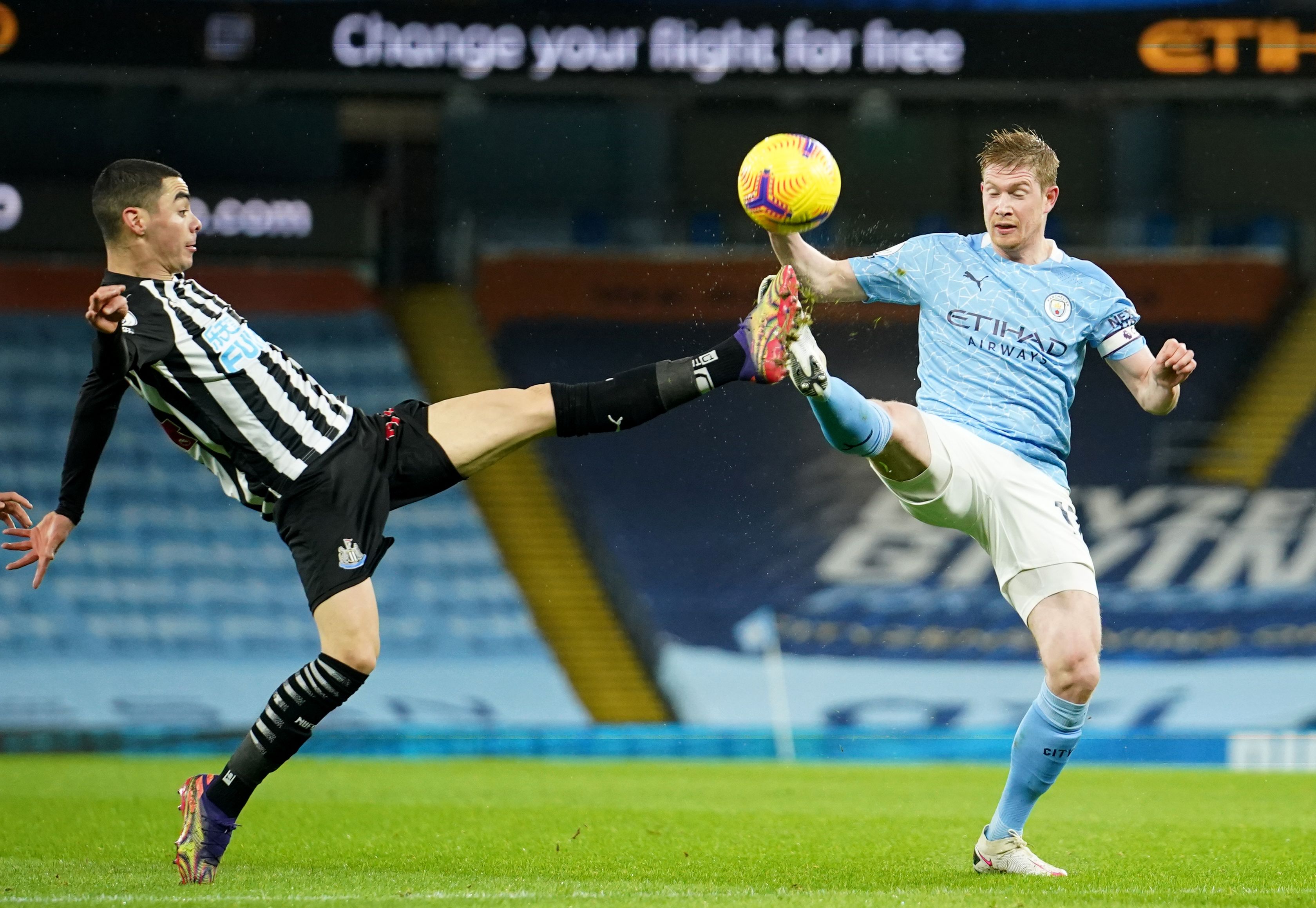 Miguel Almiron (l) von Newcastle United und Kevin De Bruyne von Manchester City kämpfen am 15. Spieltag der Premier-League am 26.12.2020 um den Ball.