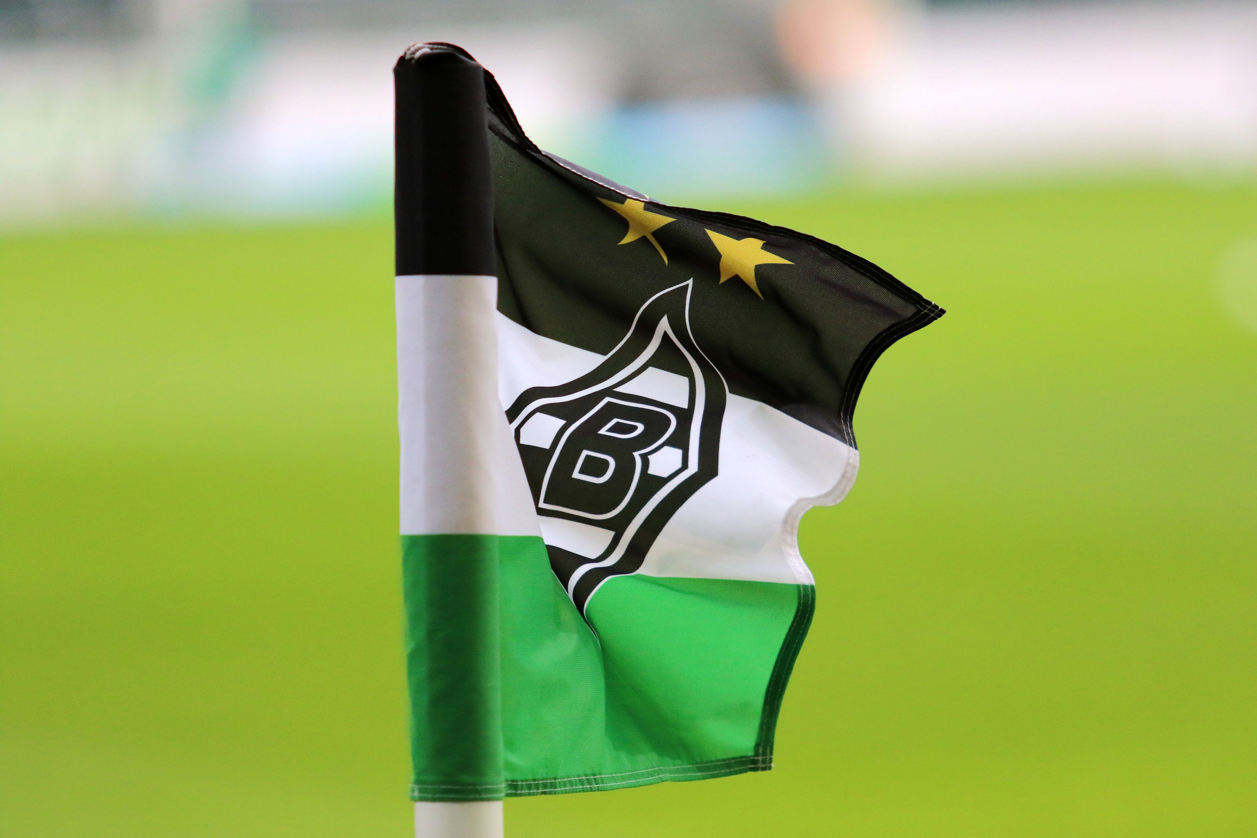 Borussias Eckfahne im Stadion am Borussia-Park weht im Wind. Das Symbolfoto entstand am 21. November 2020 beim Spiel der Fohlen gegen den FC Augsburg im Borussia-Park.