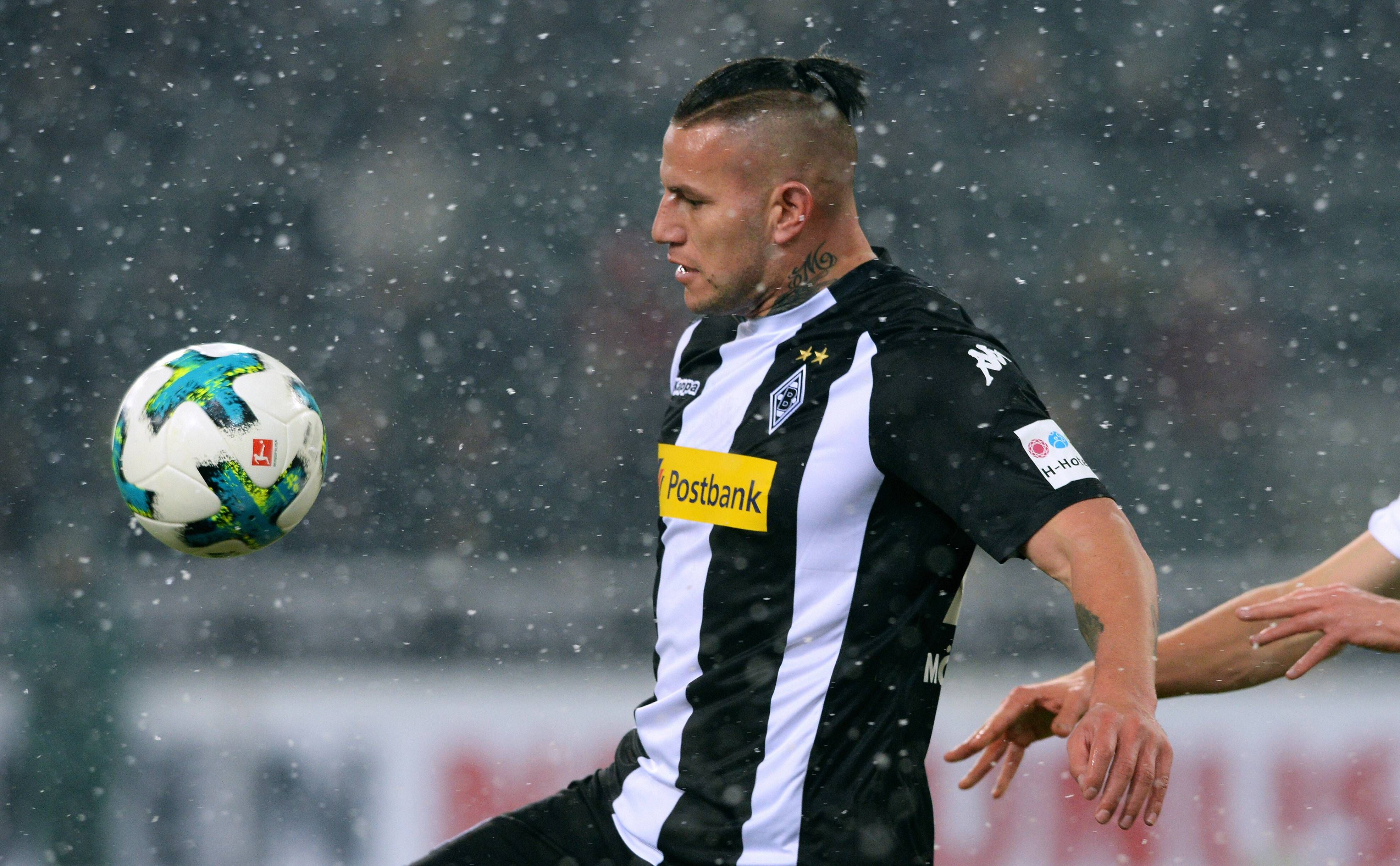 Raúl Bobadilla m Bundesliga-Spiel der Fohlen gegen Werder Bremen am 02.03.2018 am Ball.