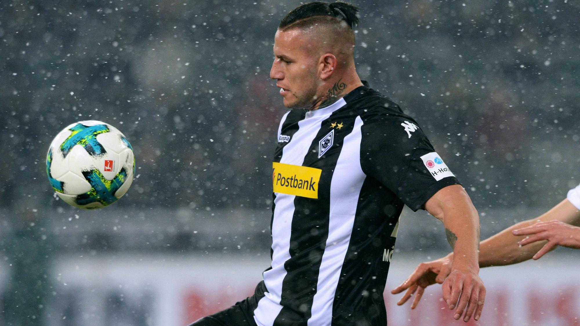 Raúl Bobadilla m Bundesliga-Spiel der Fohlen gegen Werder Bremen am 02.03.2018 am Ball.