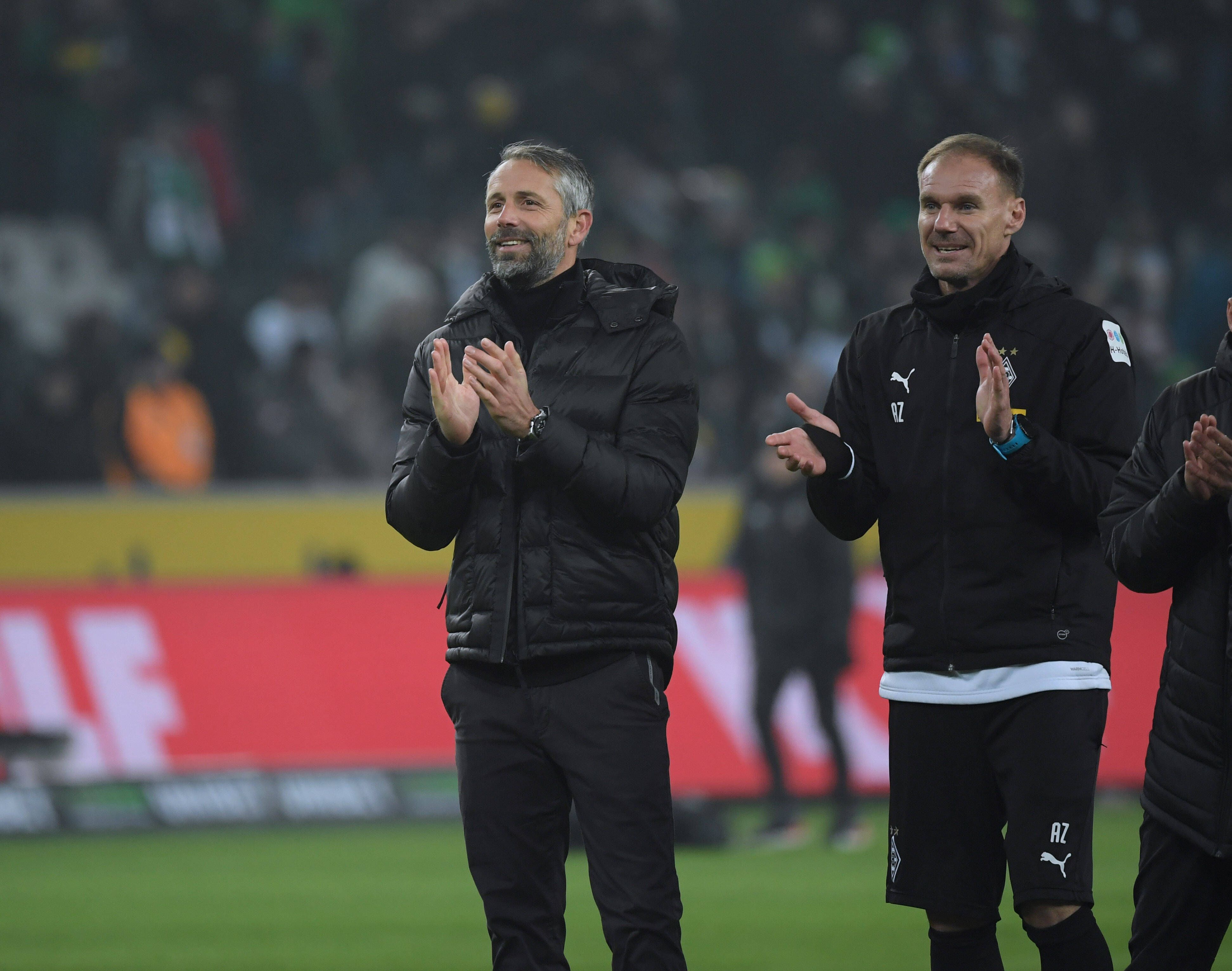 Borussia-Coach Marco Rose (l.) und Co-Trainer Alexander Zickler (r.) klatschen in die Hände.