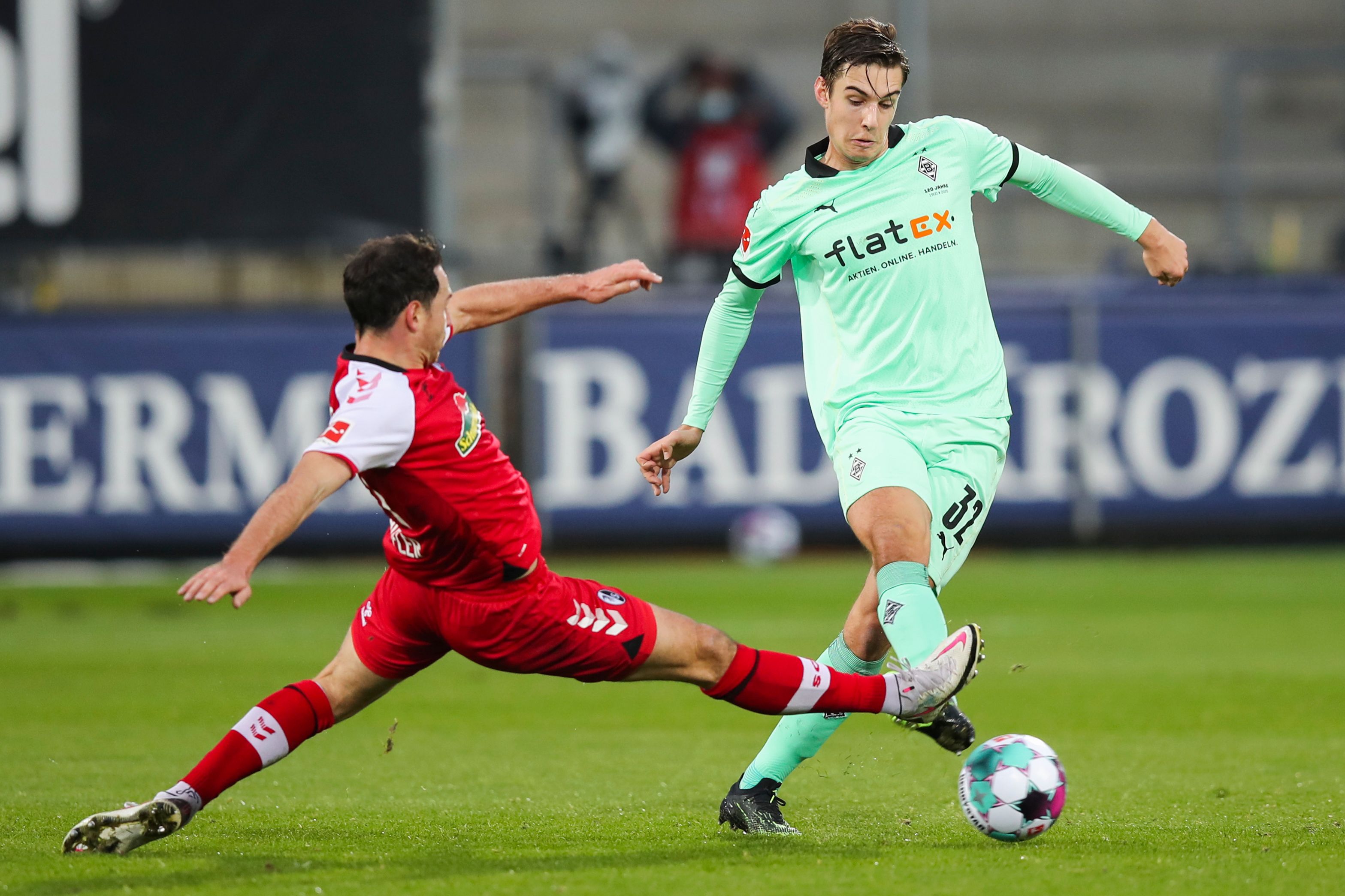 Freiburgs Nicolas Höfler (l) in Aktion gegen Gladbachs Florian Neuhaus (r) im Bundesliga-Spiel des 10. Spieltags in Freiburg.