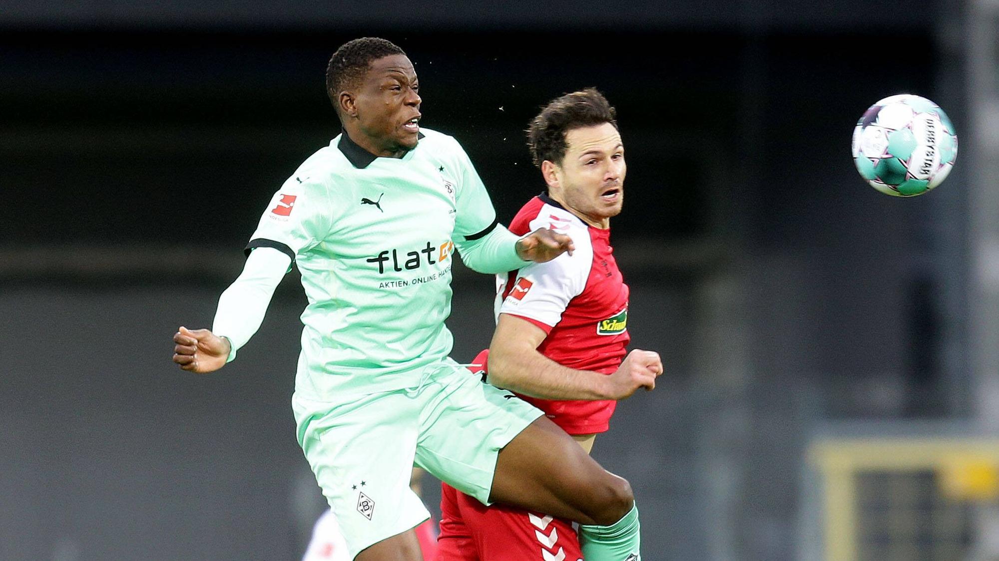 Borussias Denis Zakaria und Freiburgs Nicolas Höfler im Zweikampf während der Bundesliga-Partie des 10. Spieltags.
