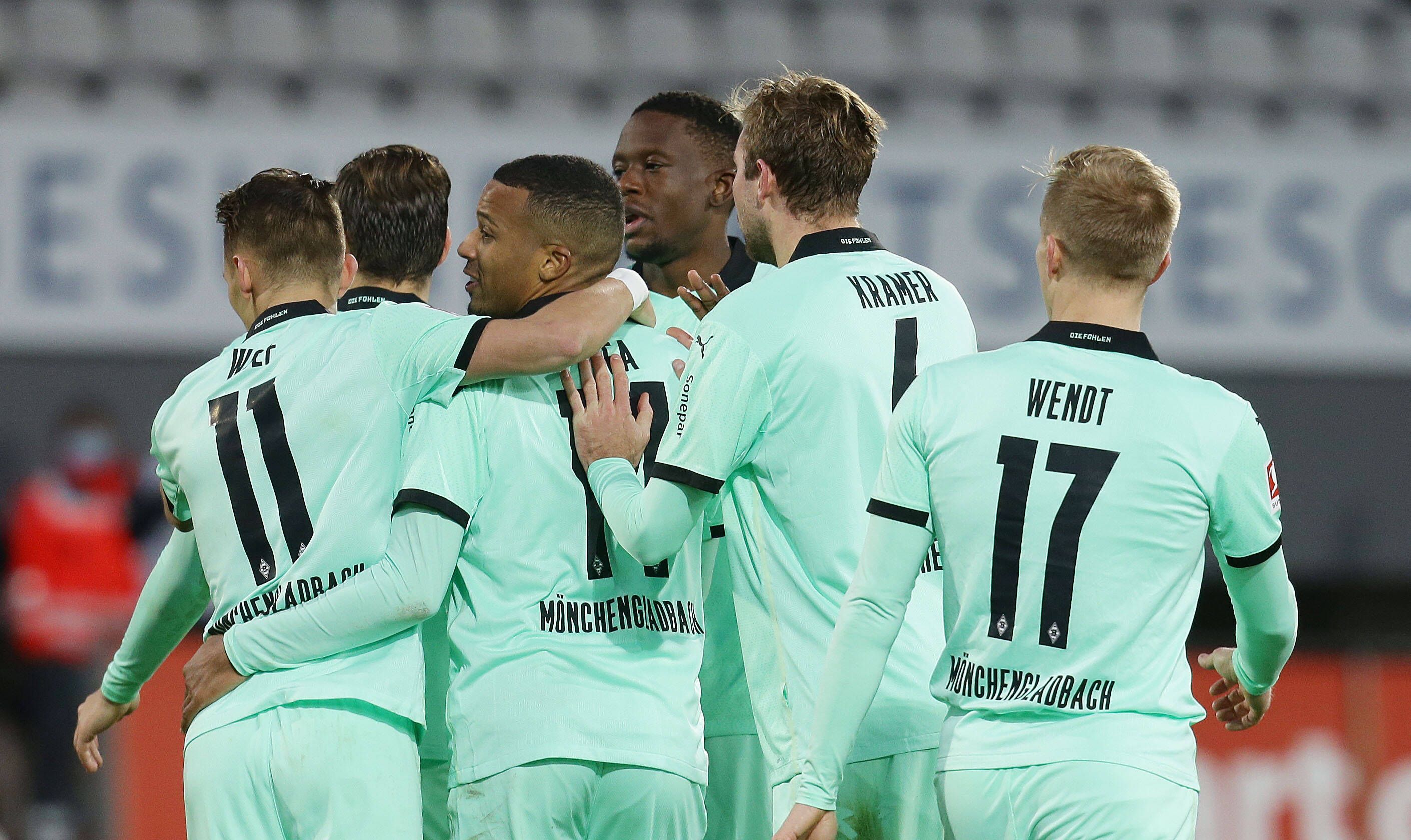 Das Team von Borussia Mönchengladbach bejubelt einen Treffer im Bundesliga-Spiel des 10. Spieltags beim SC Freiburg.