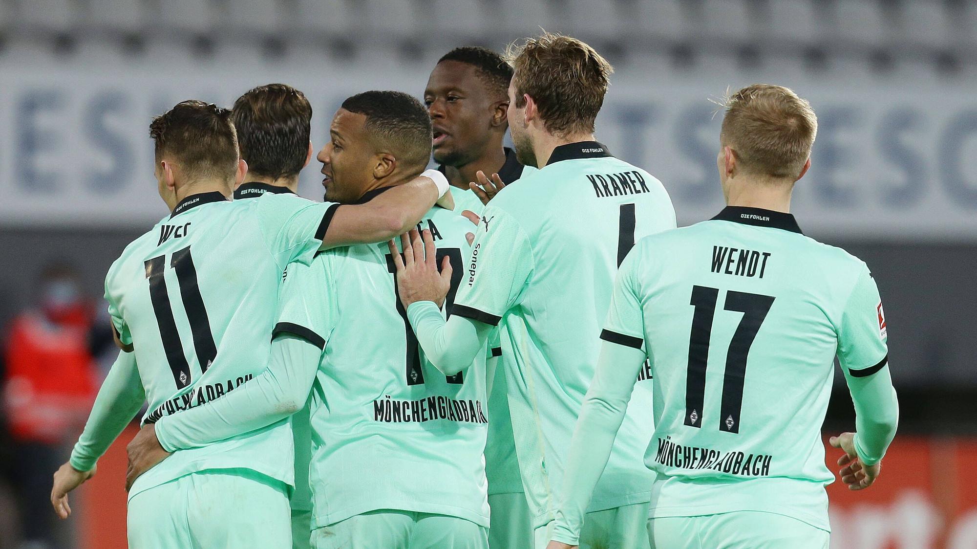 Das Team von Borussia Mönchengladbach bejubelt einen Treffer im Bundesliga-Spiel des 10. Spieltags beim SC Freiburg.