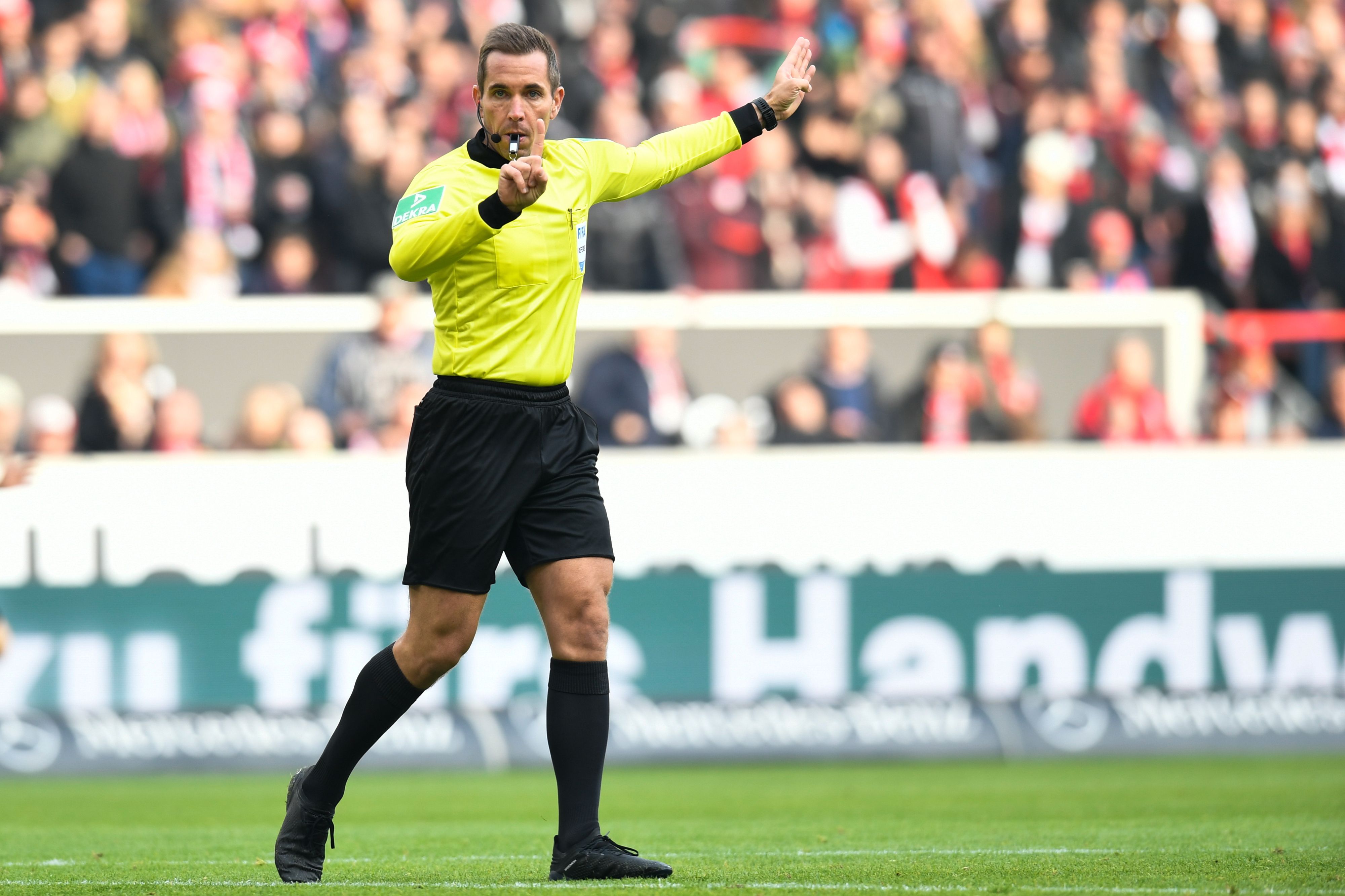 Schiedsrichter Tobias Stieler bei der Partie VfB Stuttgart gegen den Karlsruher SC am 24.11.2019.