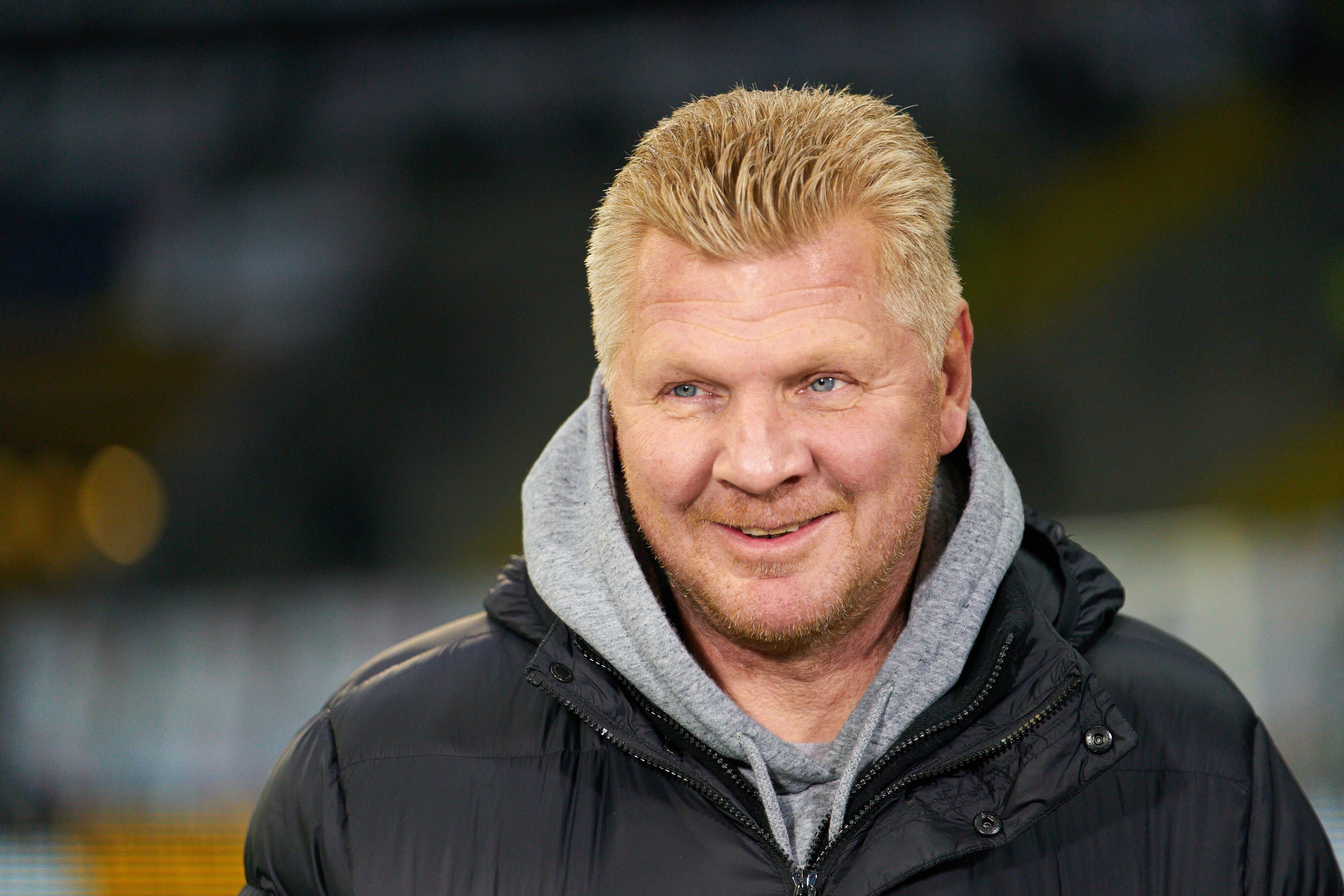 Der ehemalige Nationalspieler Stefan Effenberg arbeitet als Experte für den TV-Sender Sport1 und lächelt bei dieser Aufnahme in die Kamera.