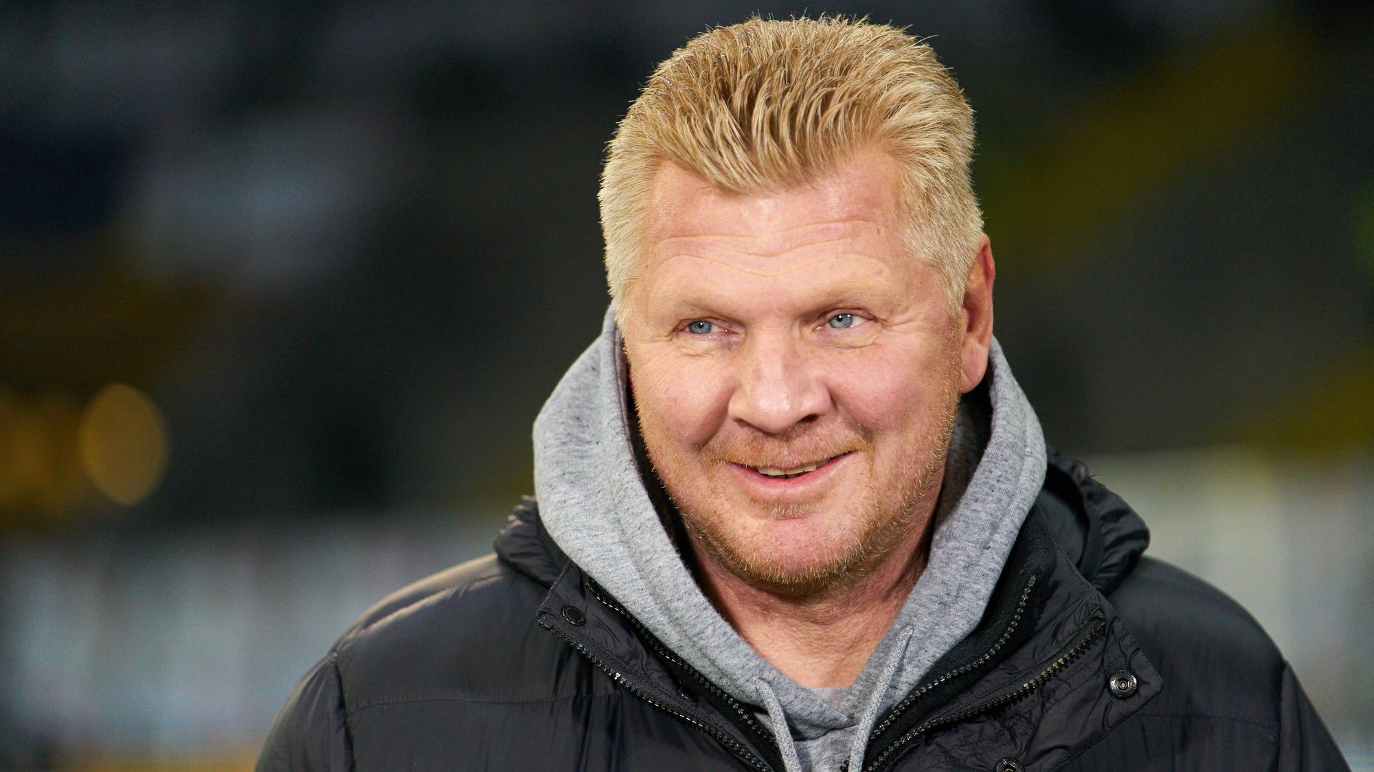 Der ehemalige Nationalspieler Stefan Effenberg arbeitet als Experte für den TV-Sender Sport1 und lächelt bei dieser Aufnahme in die Kamera.
