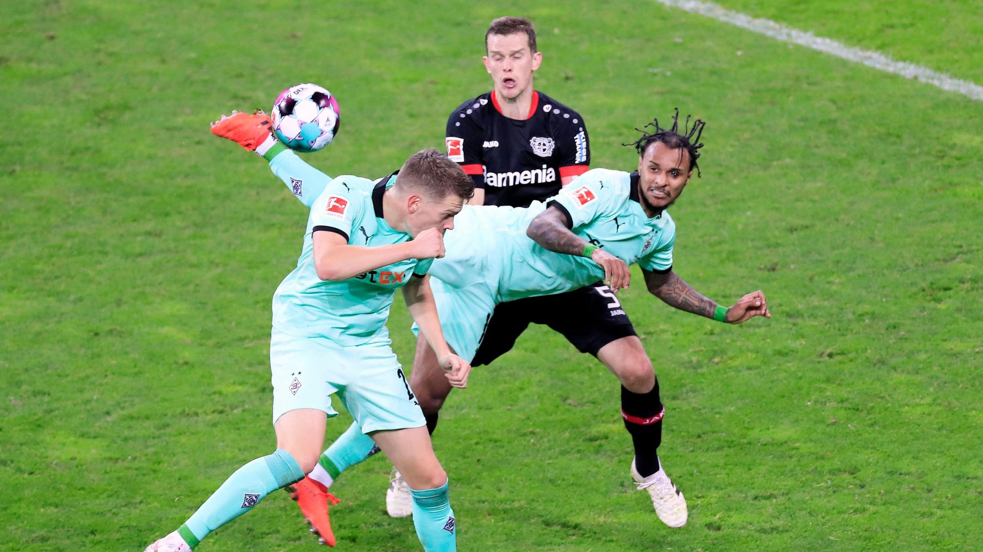 Borussias Spieler Valentino Lazaro (M.) erzielte am 8. November beim Bundesliga-Spiel in Leverkusen per Skorpion-Kick den Treffer zum 3:4-Endstand aus Gladbacher Sicht.