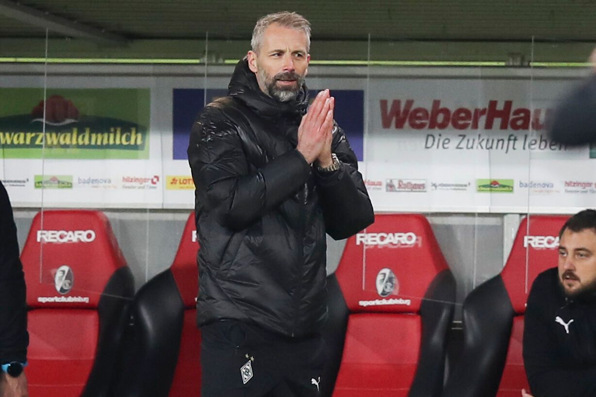 Marco Rose, Trainer der Gladbacher Borussia, faltet während des 2:2 seiner Mannschaft am vergangenen Bundesliga-Spieltag in Freiburg die Hände.