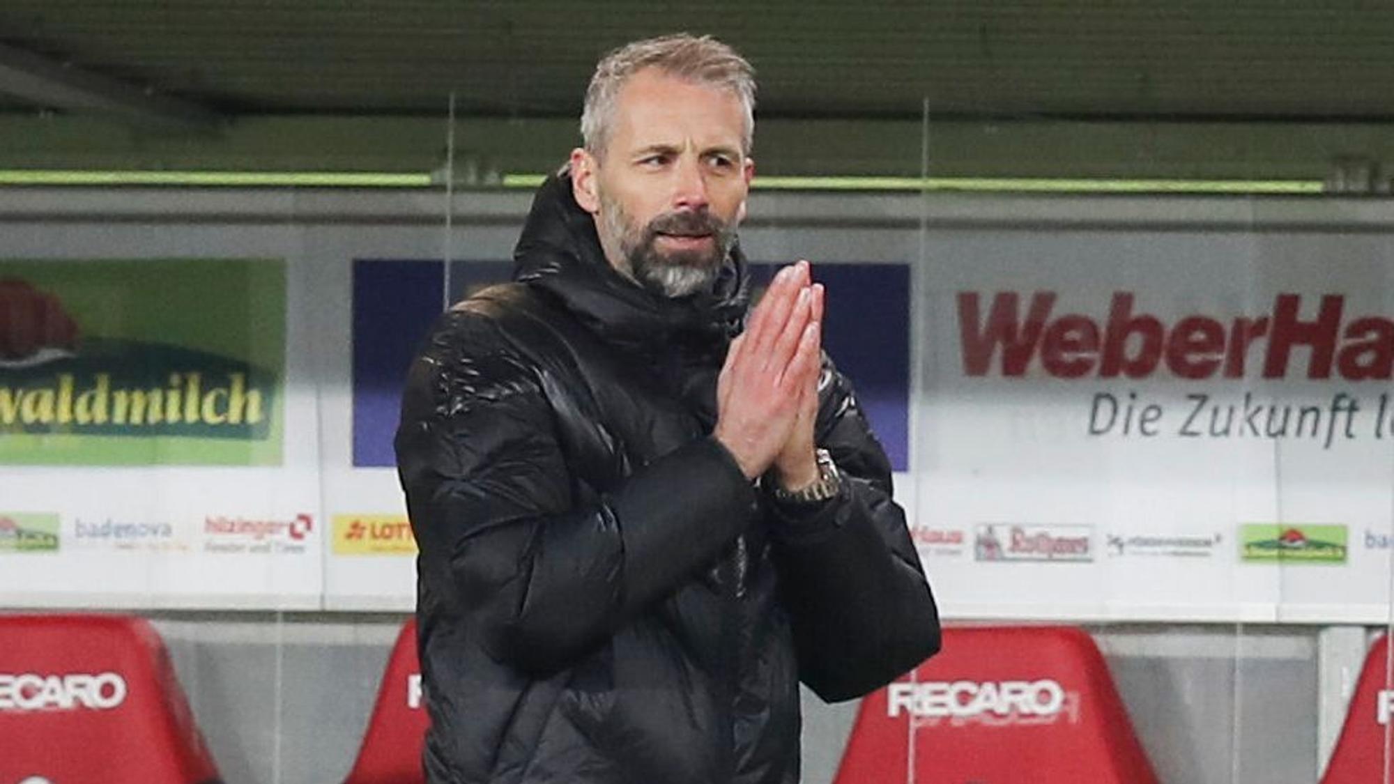 Marco Rose, Trainer der Gladbacher Borussia, faltet während des 2:2 seiner Mannschaft am vergangenen Bundesliga-Spieltag in Freiburg die Hände.