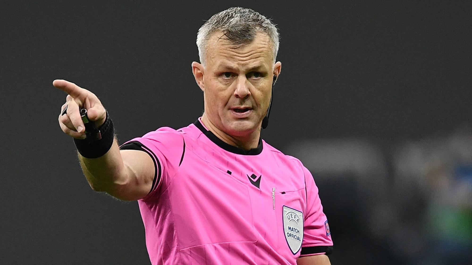 Schiedsrichter Björn Kuipers, hier beim Champions-League-Duell der Borussia im Oktober bei Inter Mailand (2:2), leitet auch Gladbachs Auftritt in der Gruppe B am Mittwoch bei Real Madrid.