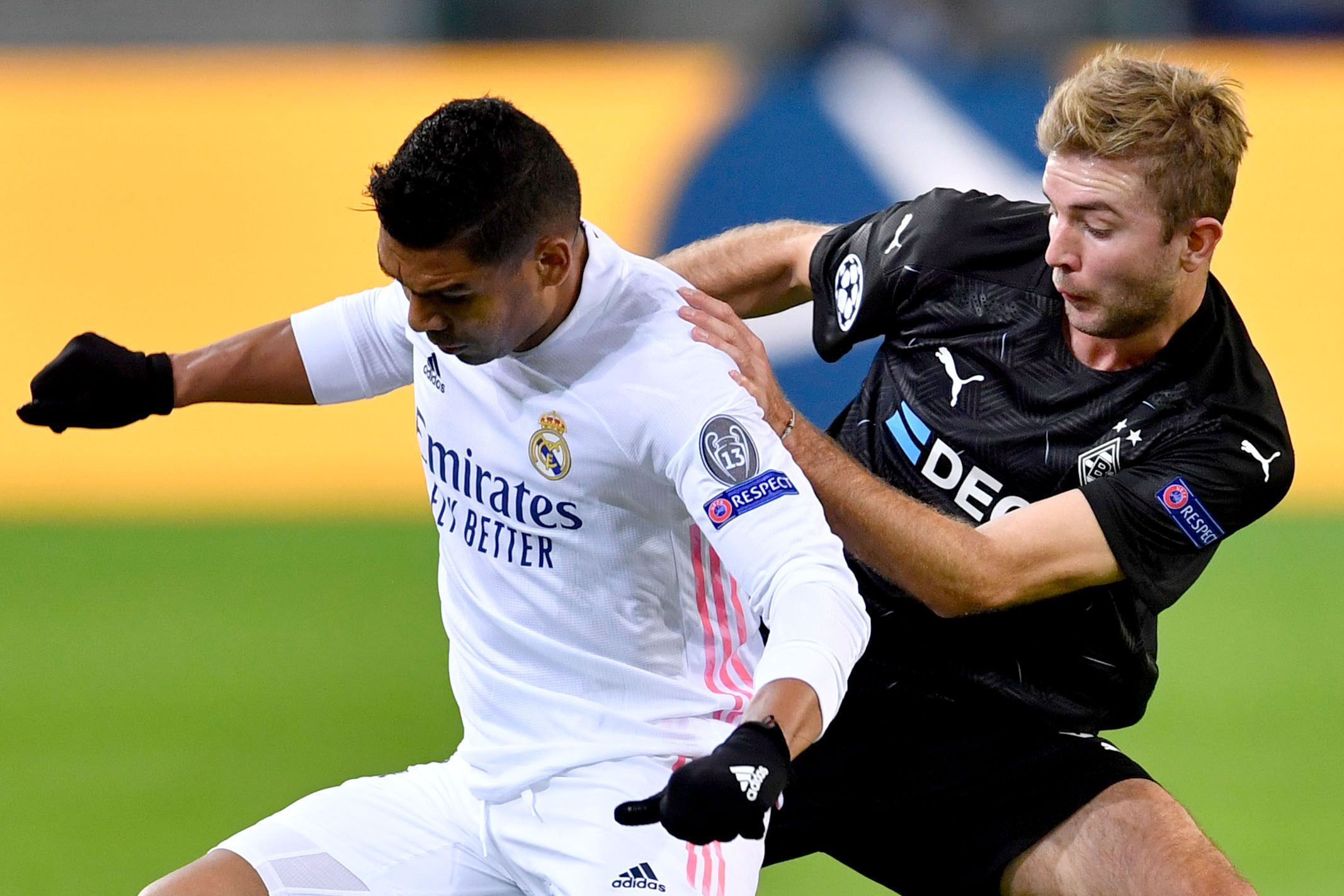 Christoph Kramer (r.) und Real Madrids Casemiro (l.) kämpfen im Hinspiel um den Ball.