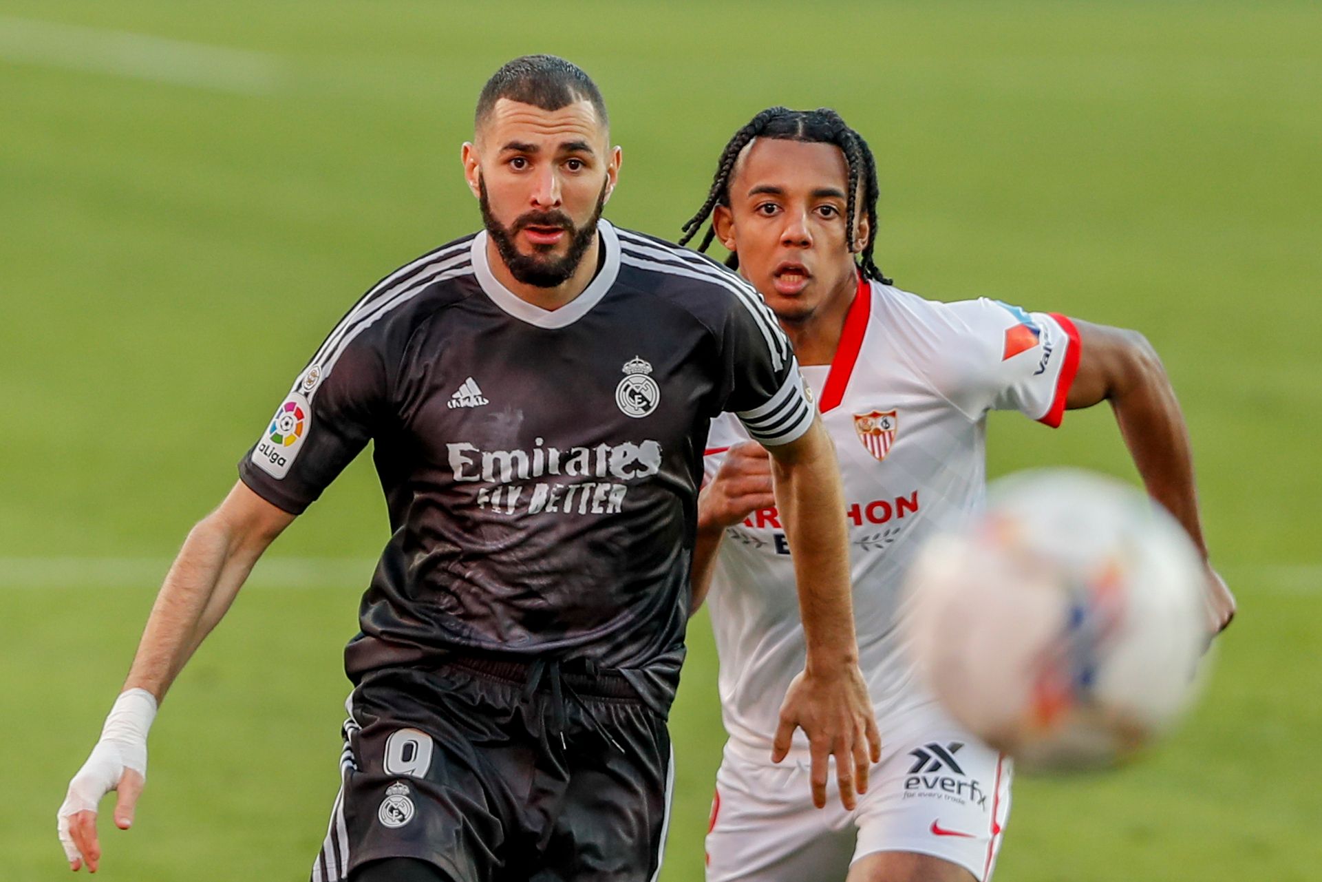 Karim Benzema (l.) gewann mit Real Madrid in La Liga beim FC Sevilla.