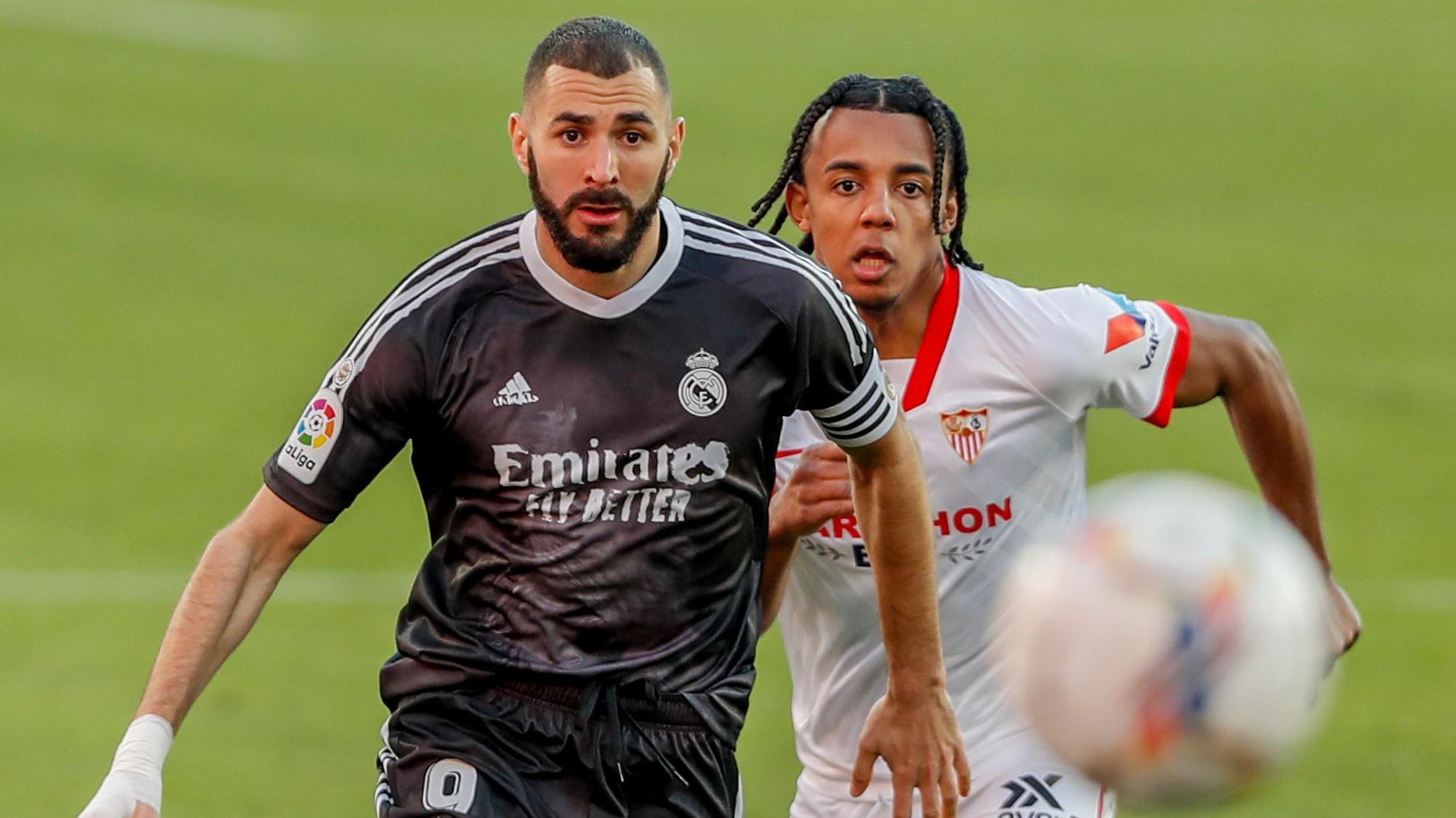 Karim Benzema (l.) gewann mit Real Madrid in La Liga beim FC Sevilla.