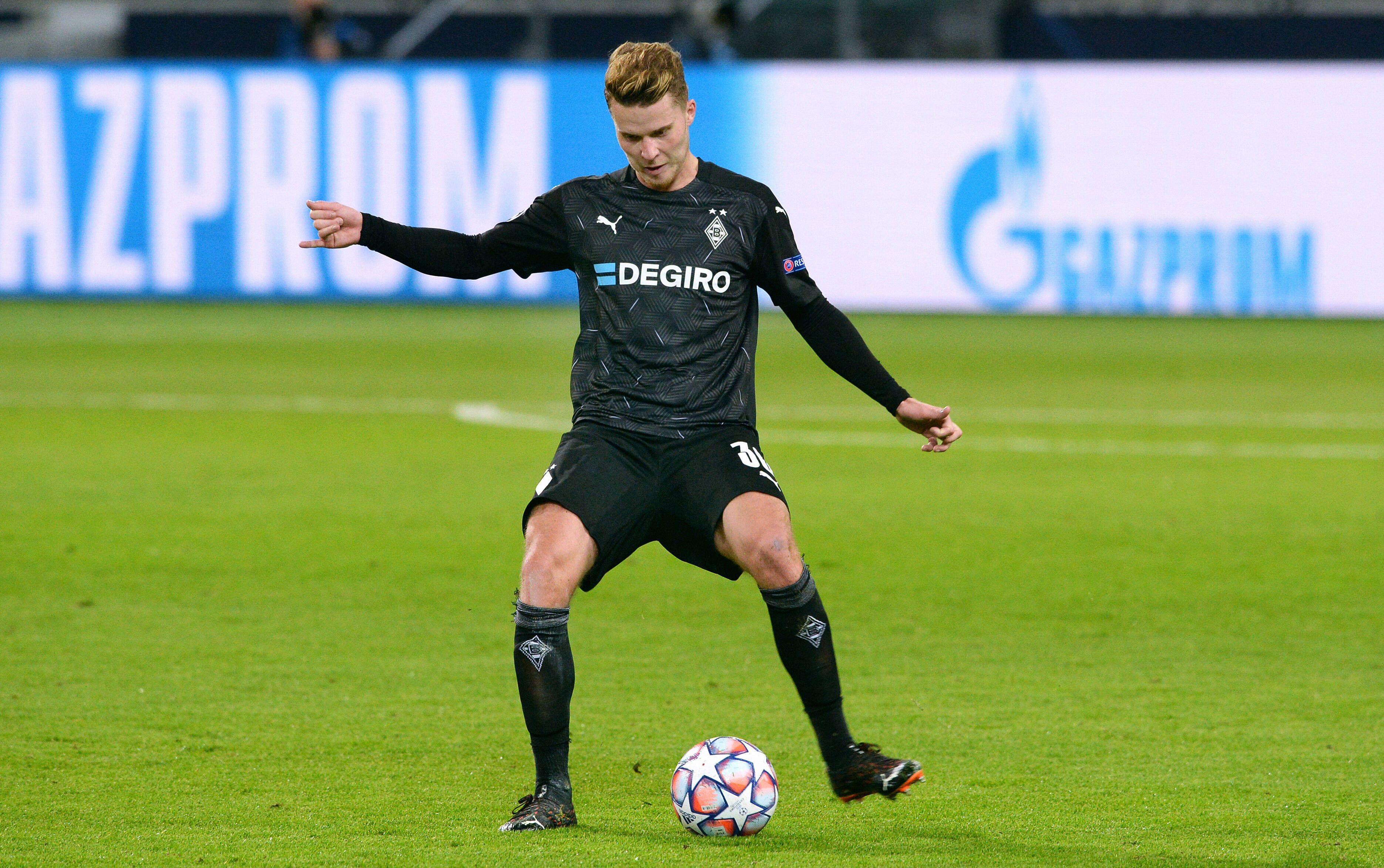 Gladbach-Verteidiger Nico Elvedi, hier im Champions-League-Duell gegen Schachtar Donezk Ende November 2020, kontrolliert den Ball.