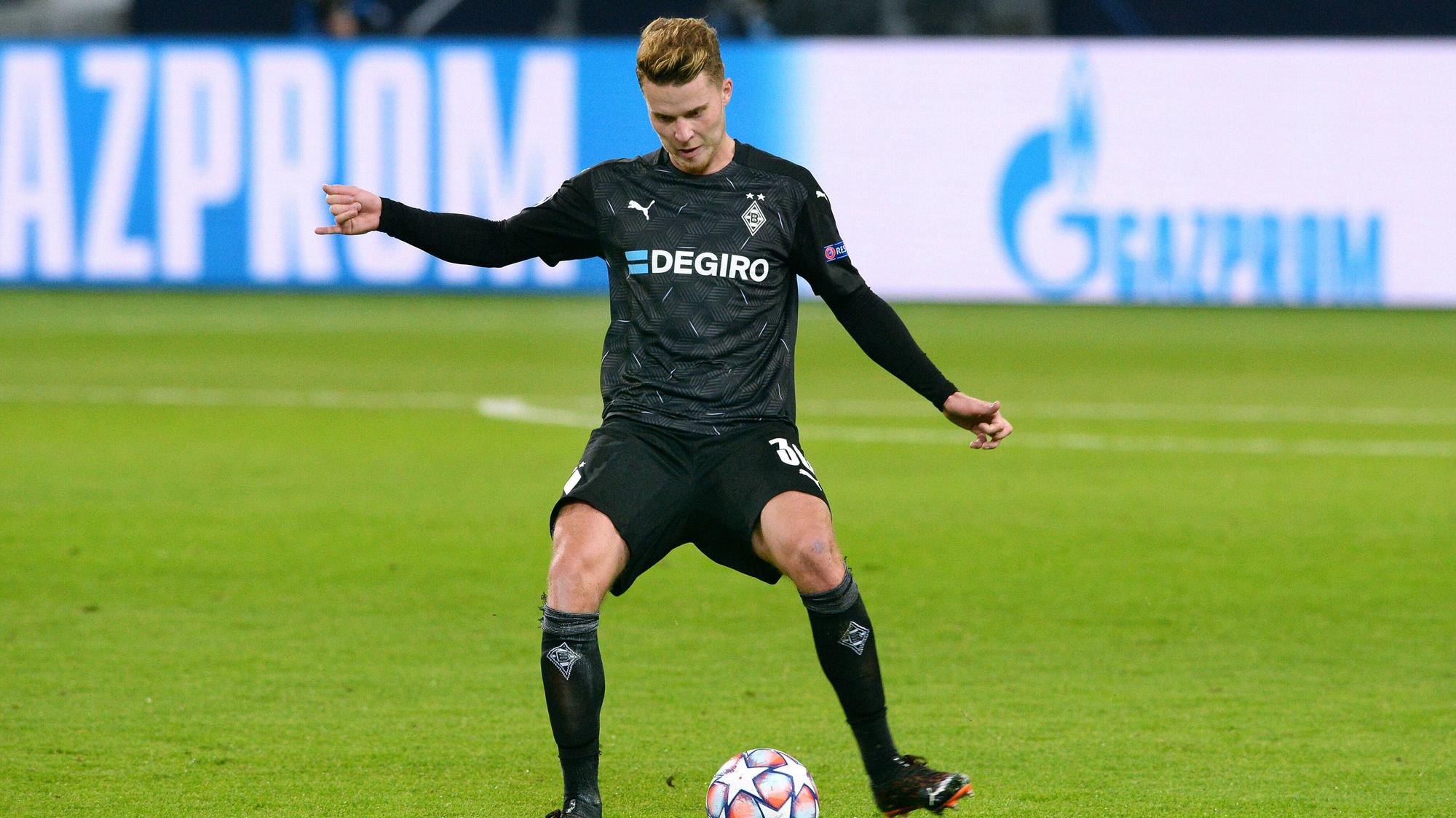 Gladbach-Verteidiger Nico Elvedi, hier im Champions-League-Duell gegen Schachtar Donezk Ende November 2020, kontrolliert den Ball.
