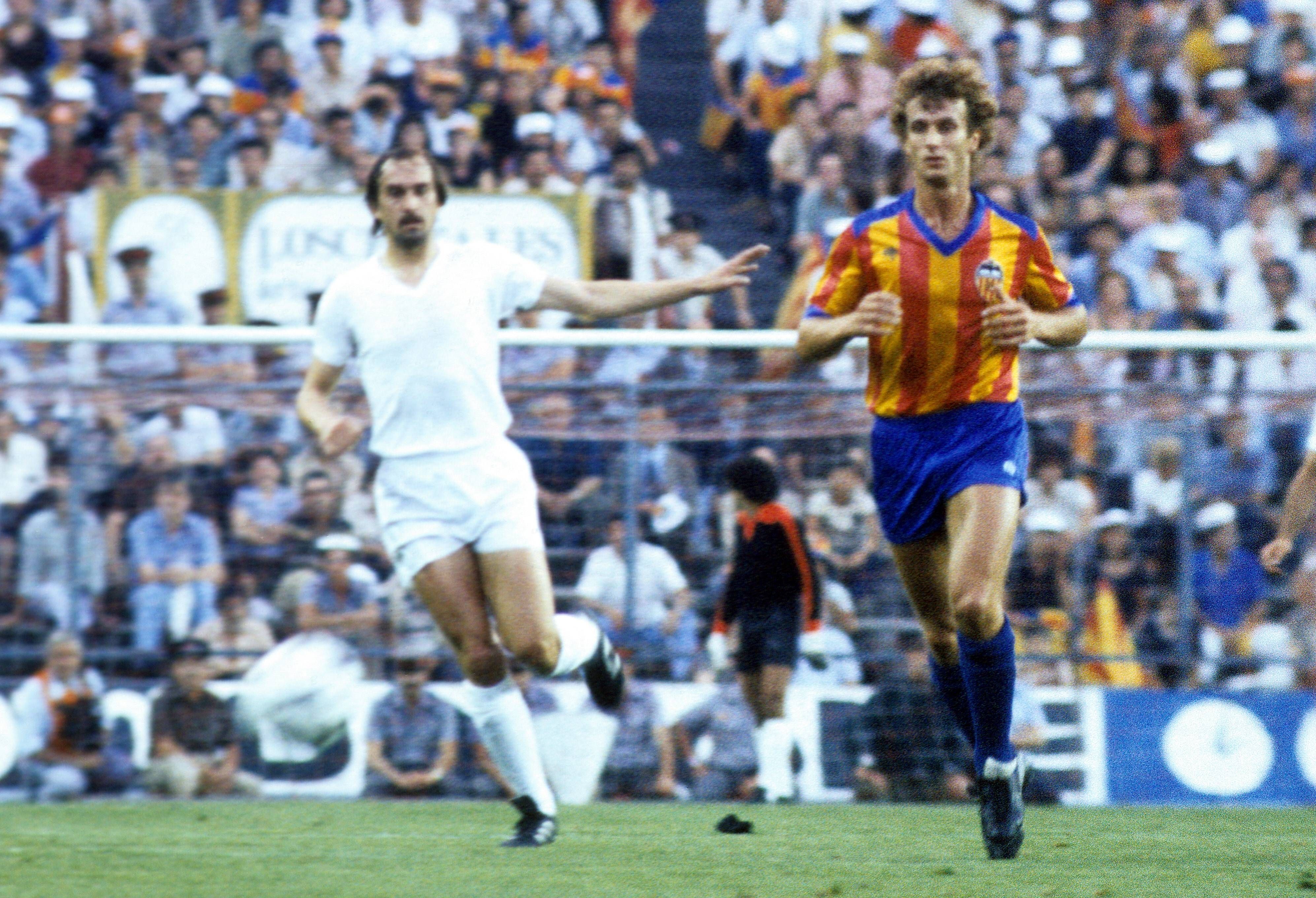 Uli Stielike (l.) von Real Madrid im Juni 1979 im Duell mit Rainer Bonhof (r.) vom FC Valencia.