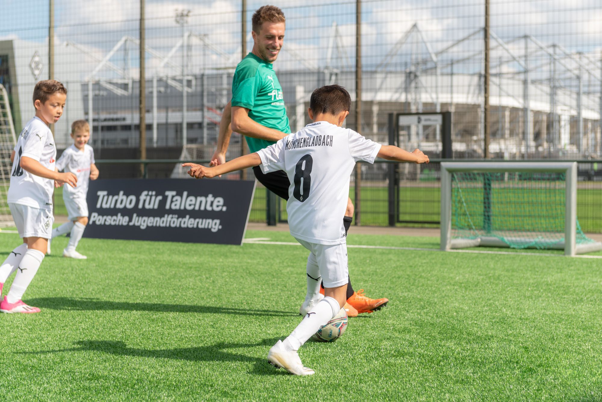 Gladbach-Profi Patrick Herrmann im Übungsspielchen mit einigen Nachwuchs-Talenten auf dem Trainingsgelände im Borussia-Park.