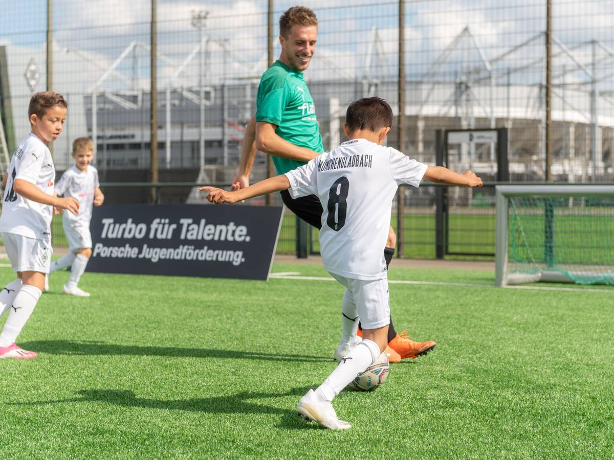 Gladbach-Profi Patrick Herrmann im Übungsspielchen mit einigen Nachwuchs-Talenten auf dem Trainingsgelände im Borussia-Park.