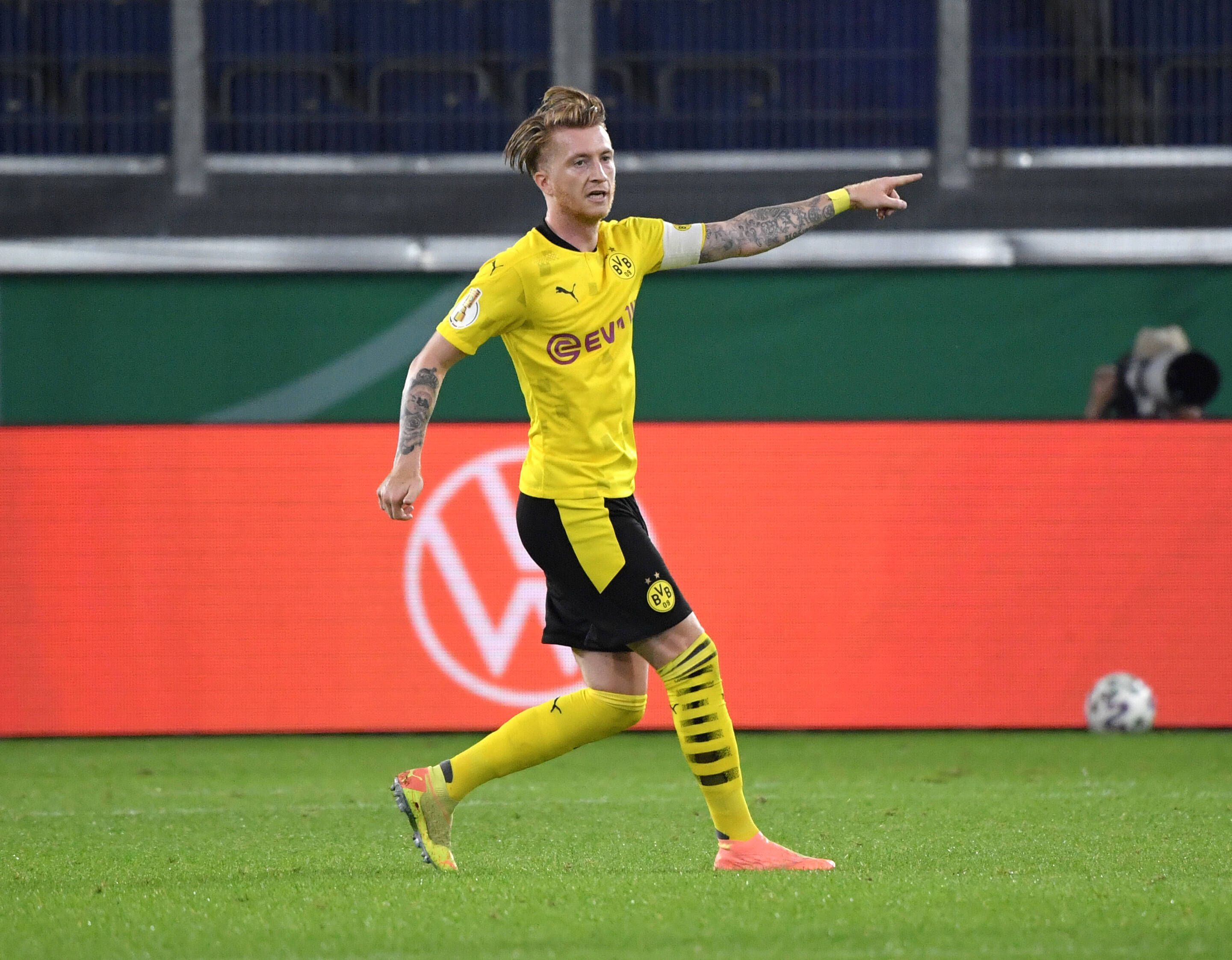 Fußballer Marco Reus, Kapitän von Borussia Dortmund, zeigt an, wohin sein Mitspieler den Ball spielen soll.