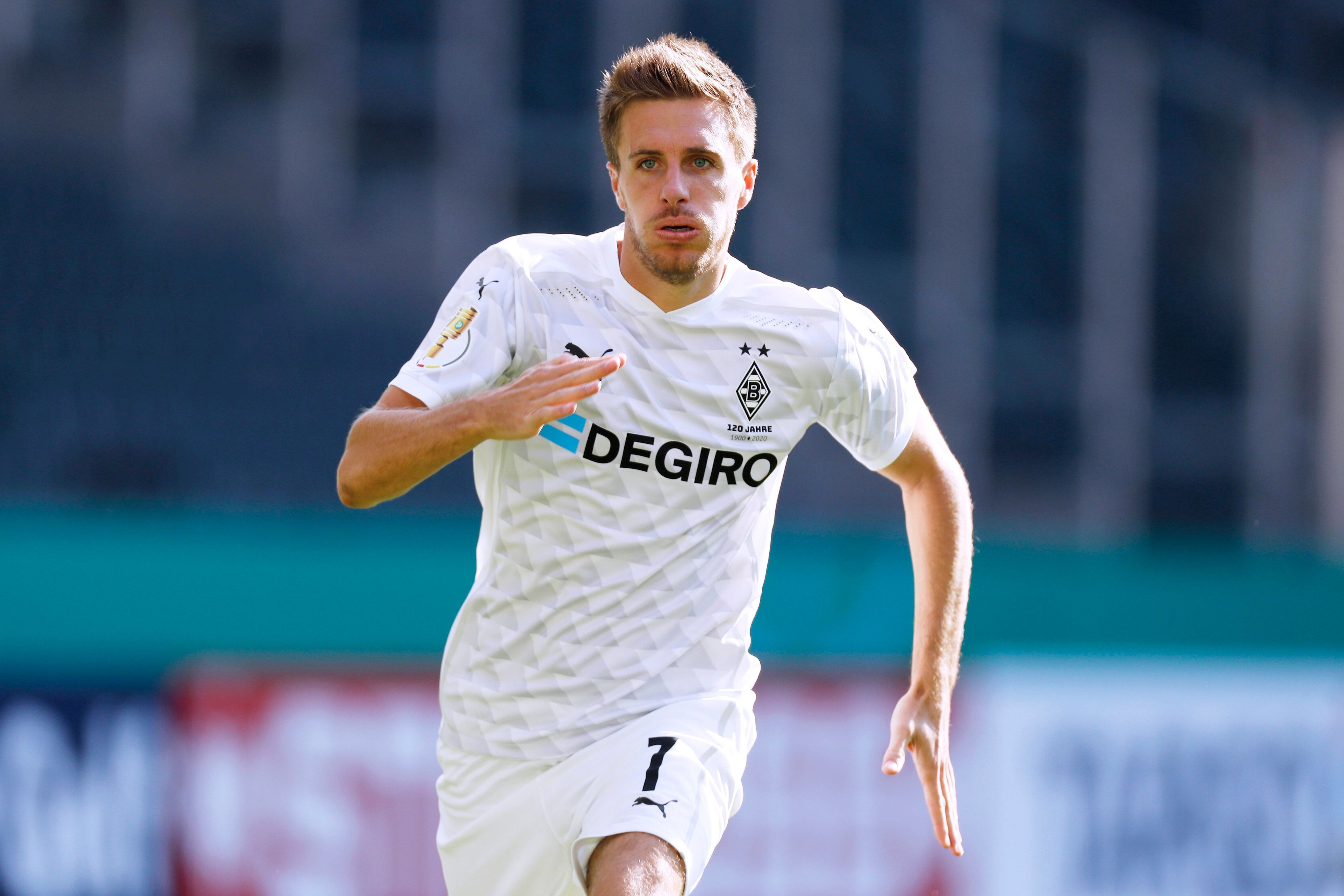 Fußball-Profi Patrick Herrmann befindet sich im Vollsprint, bläst dabei die Wangen auf und nimmt die Arme im Stile eine Leichtathleten mit.