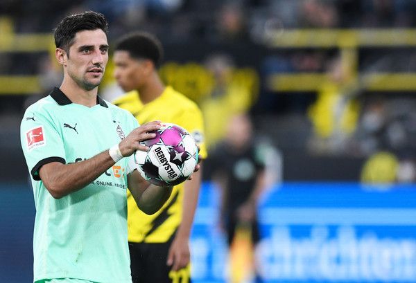 Lars Stindl, Kapitän von Borussia Mönchengladbach, hält einen Ball fest.