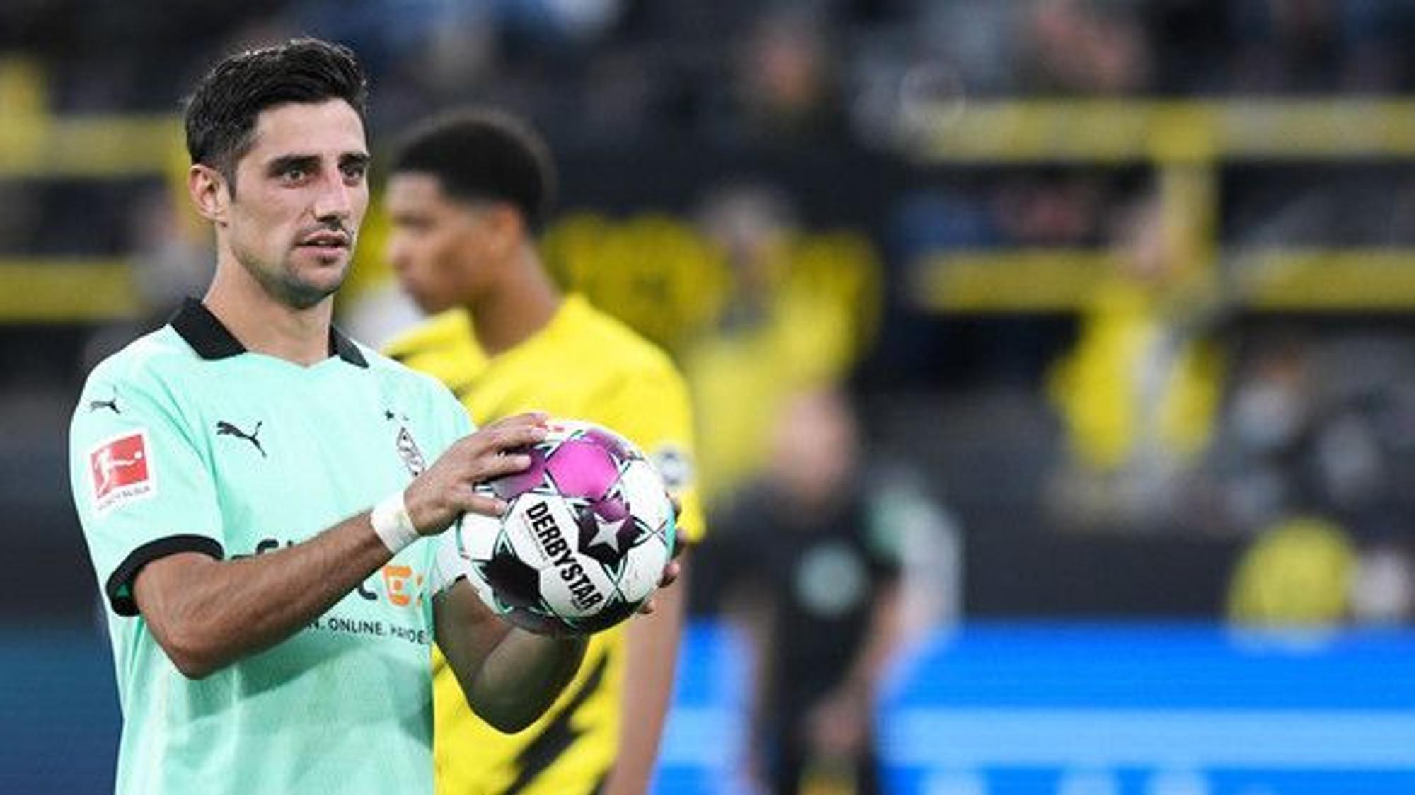 Lars Stindl, Kapitän von Borussia Mönchengladbach, hält einen Ball fest.