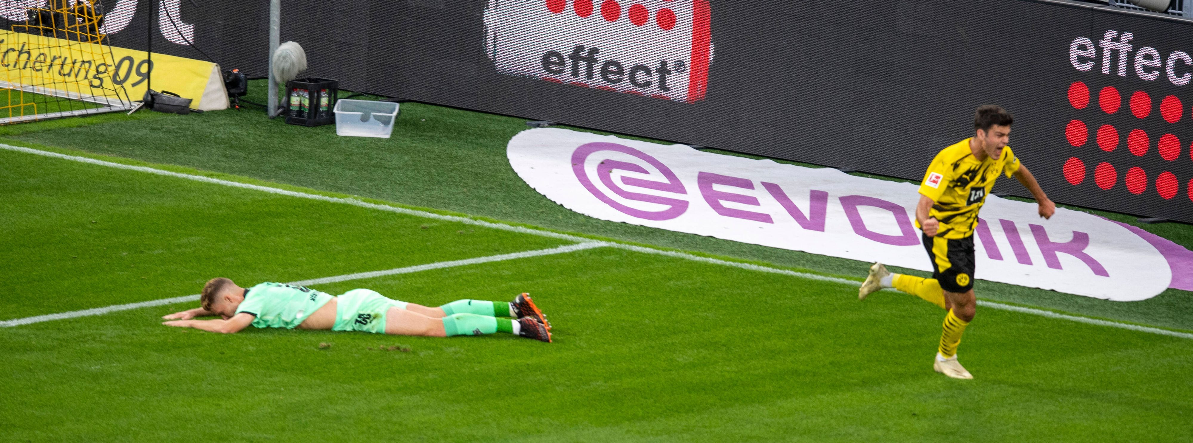 Gladbach-Spieler Nico Elvedi liegt auf dem Rasen im Dortmunder Stadion.