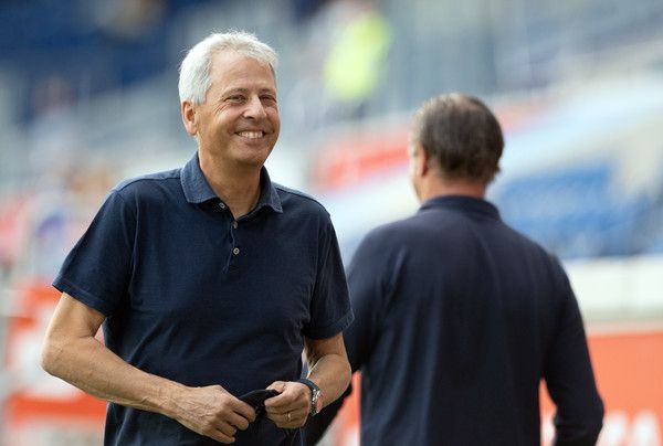 Lucien Favre, Fußballtrainer bei Bundesligist Borussia Dortmund, lächelt nach einem gewonnenen Spiel in die Kamera eines Fotografen.