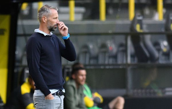 Marco Rose fasst sich an die Nase.