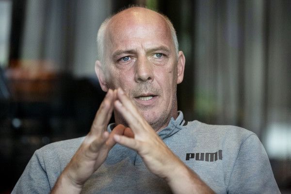 Ex-Nationalspieler Mario Basler faltet die Hände, während er spricht.