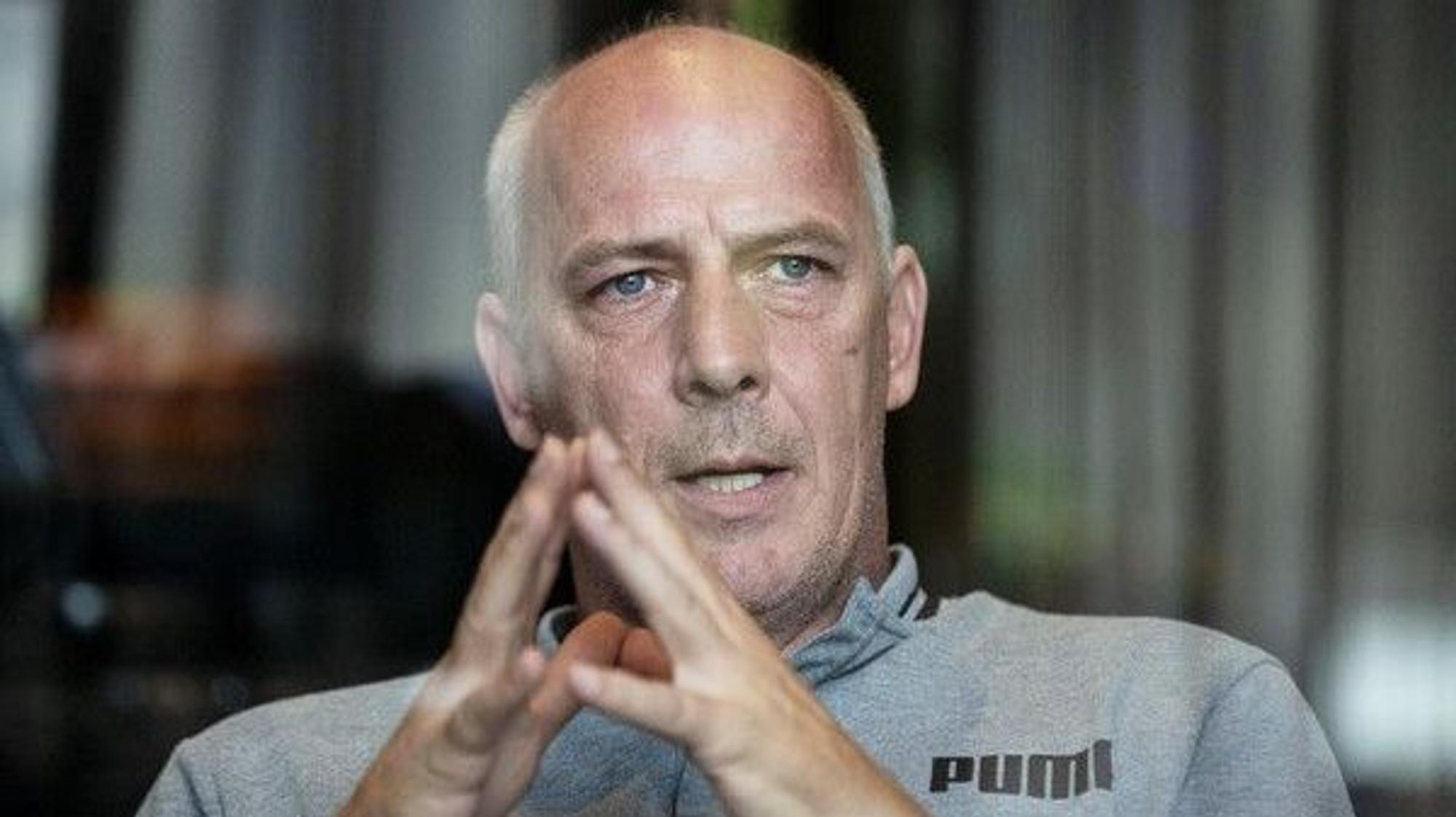 Ex-Nationalspieler Mario Basler faltet die Hände, während er spricht.