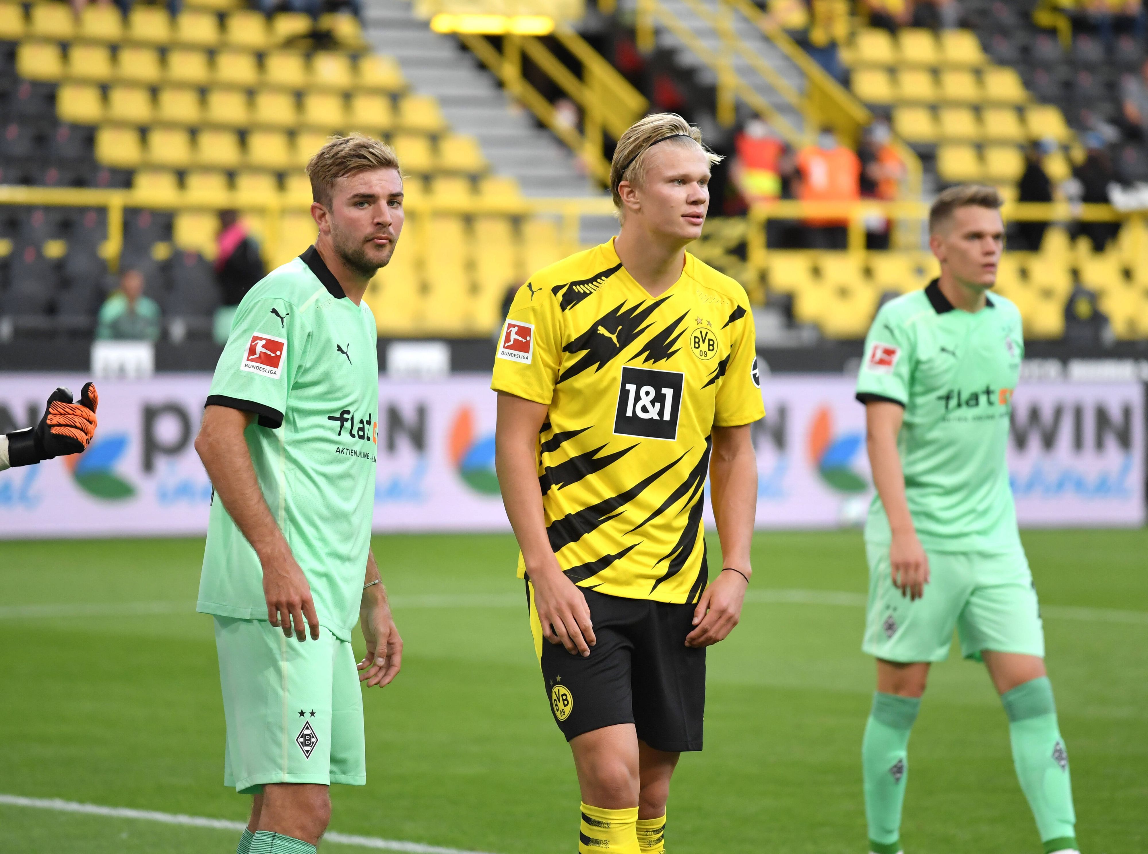Christoph Kramer von Borussia Mönchengladbach steht neben Erling Haaland von Borussia Dortmund.