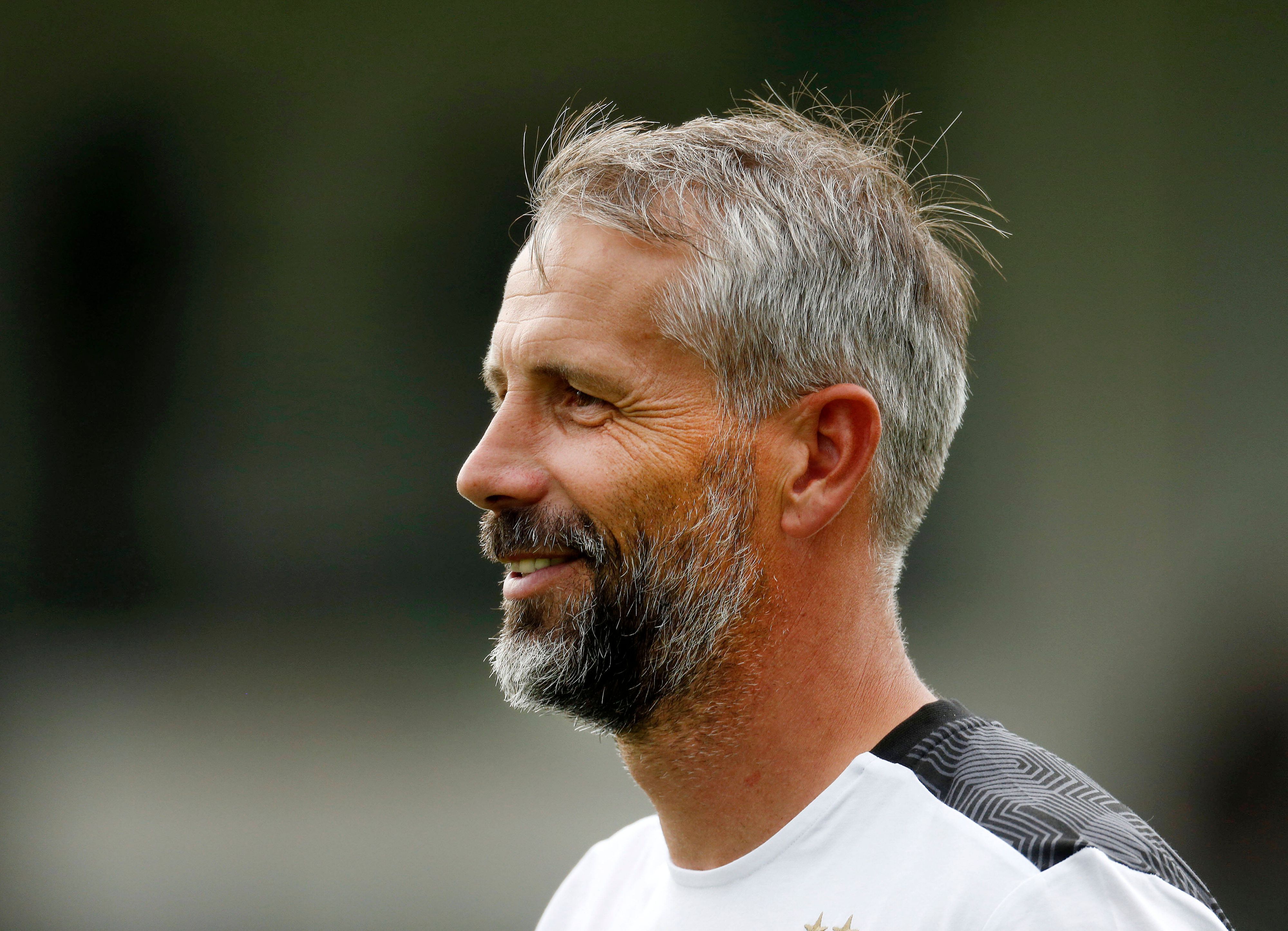 Gladbachs Trainer Marco Rose freut sich und lacht.