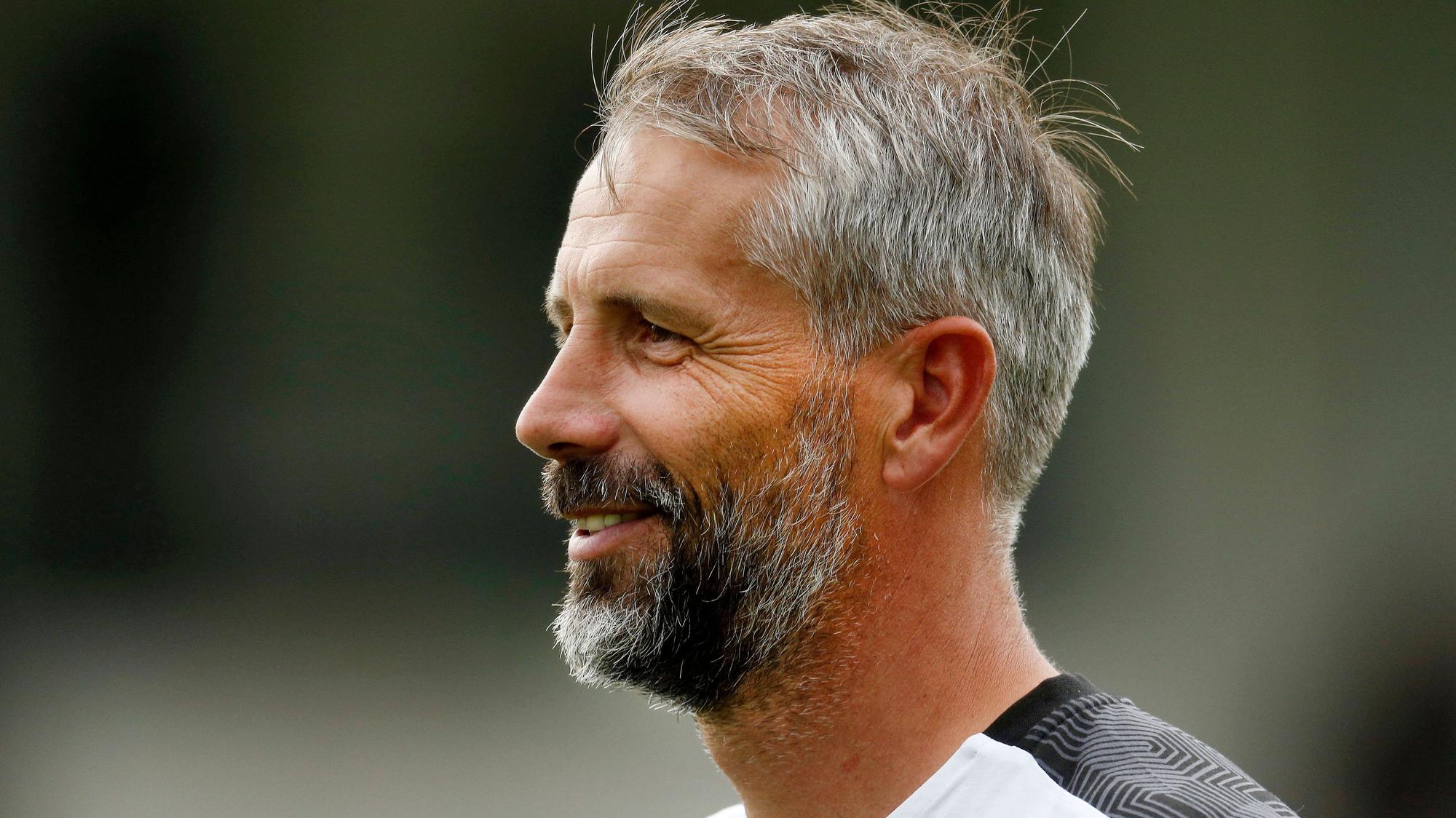 Gladbachs Trainer Marco Rose freut sich und lacht.