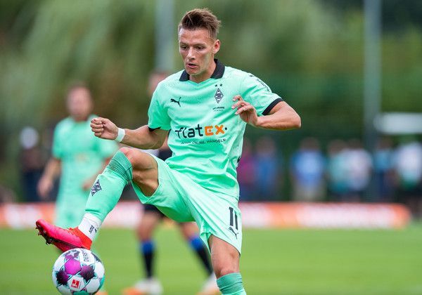 Hannes Wolf, Spieler von Borussia Mönchengladbach, versucht, den Ball mit seinem rechten Fuß zu stoppen.