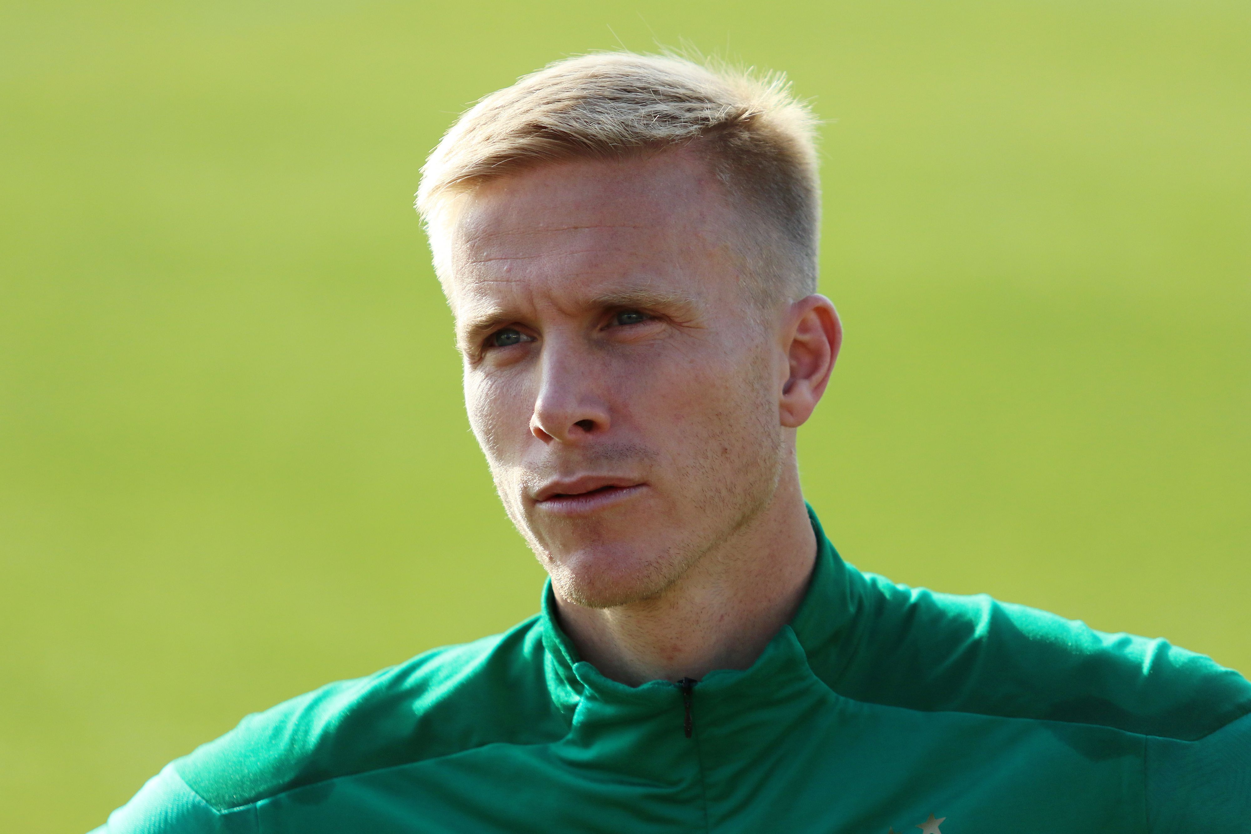 Oscar Wendt spricht nach dem Training mit den Medienvertretern.