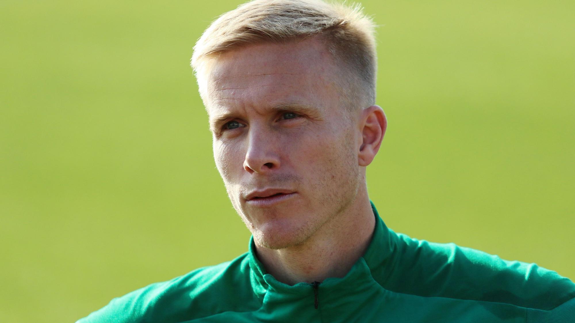 Oscar Wendt spricht nach dem Training mit den Medienvertretern.