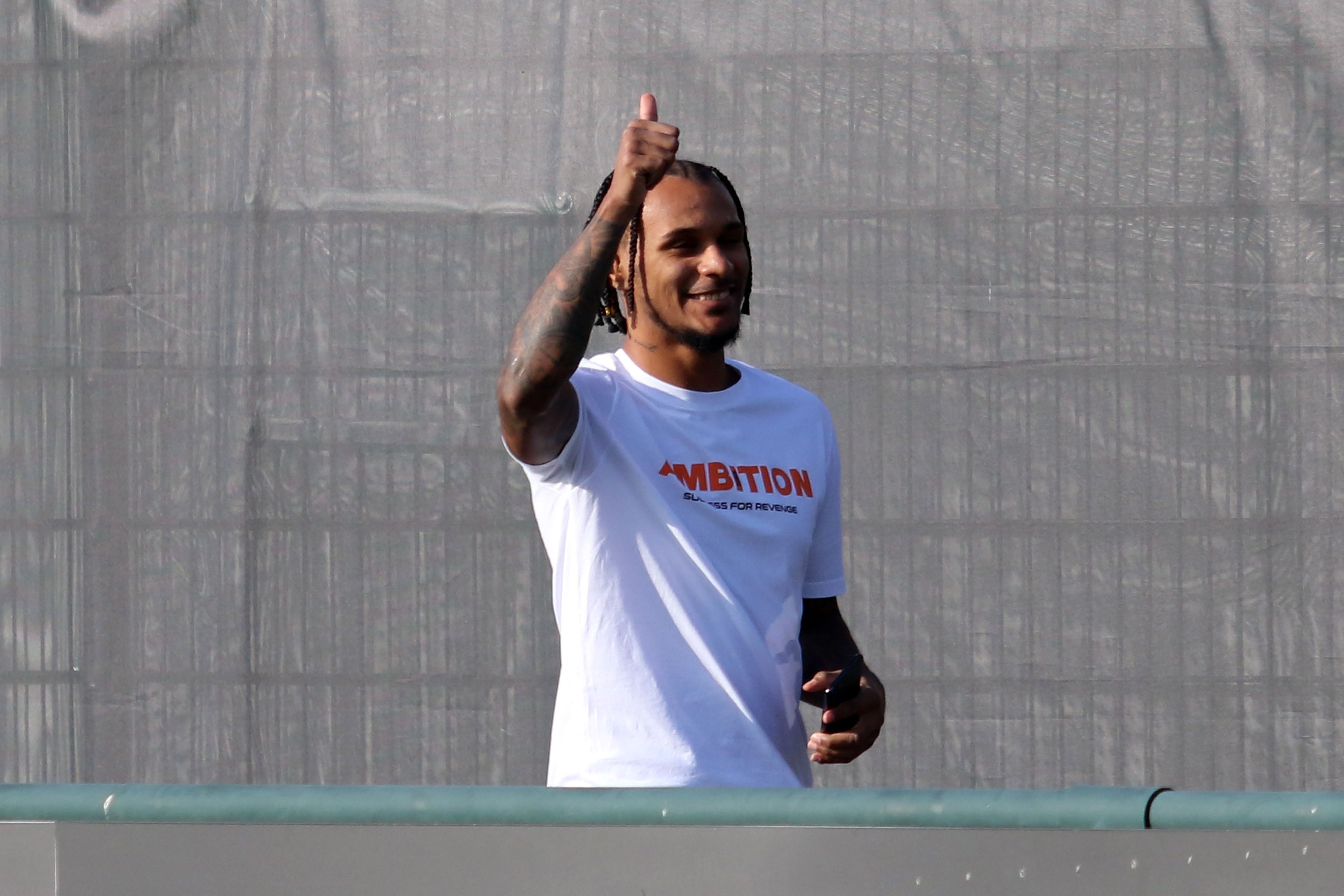 Valentino Lazaro zeigt beim Training von Borussia Mönchengladbach den Daumen nach oben.