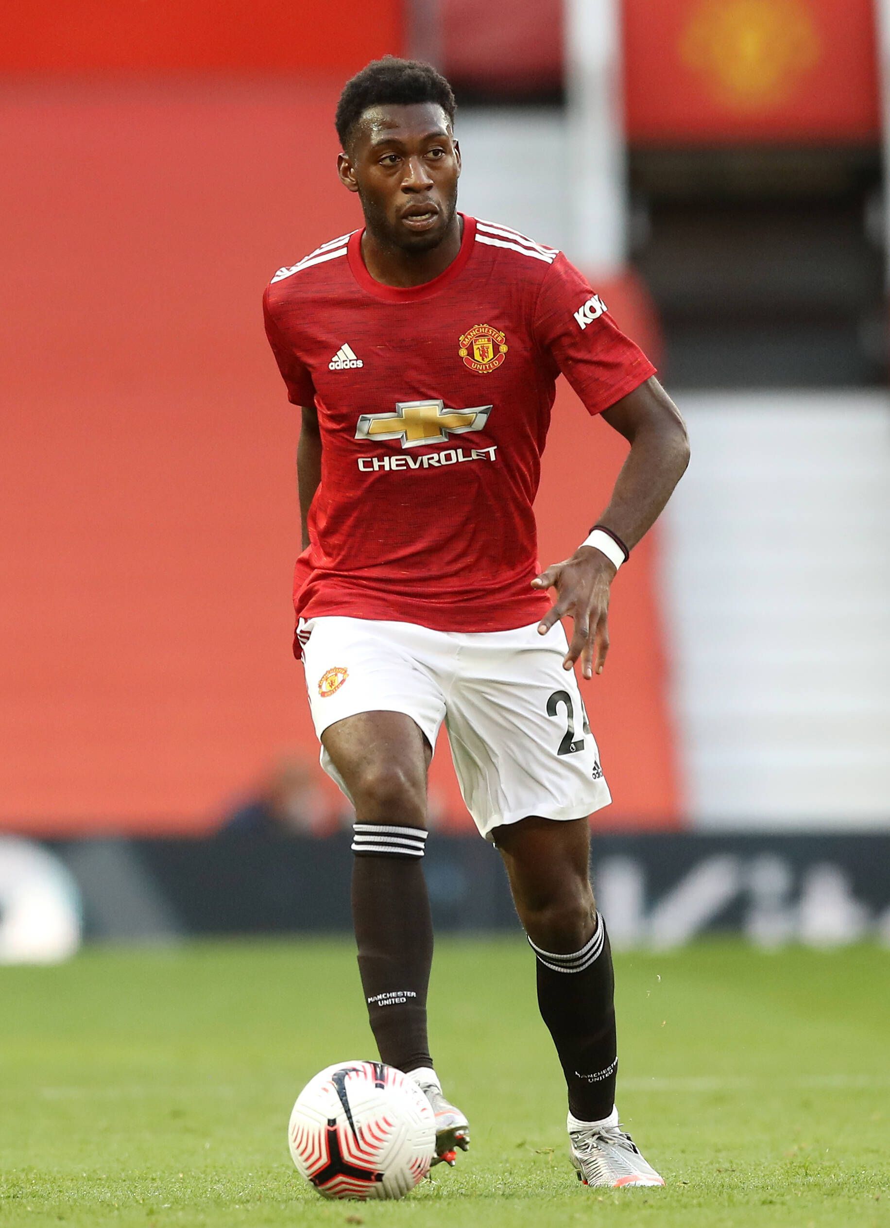 Timothy Fosu-Mensah kontrolliert den Ball im Trikot von Manchester United.