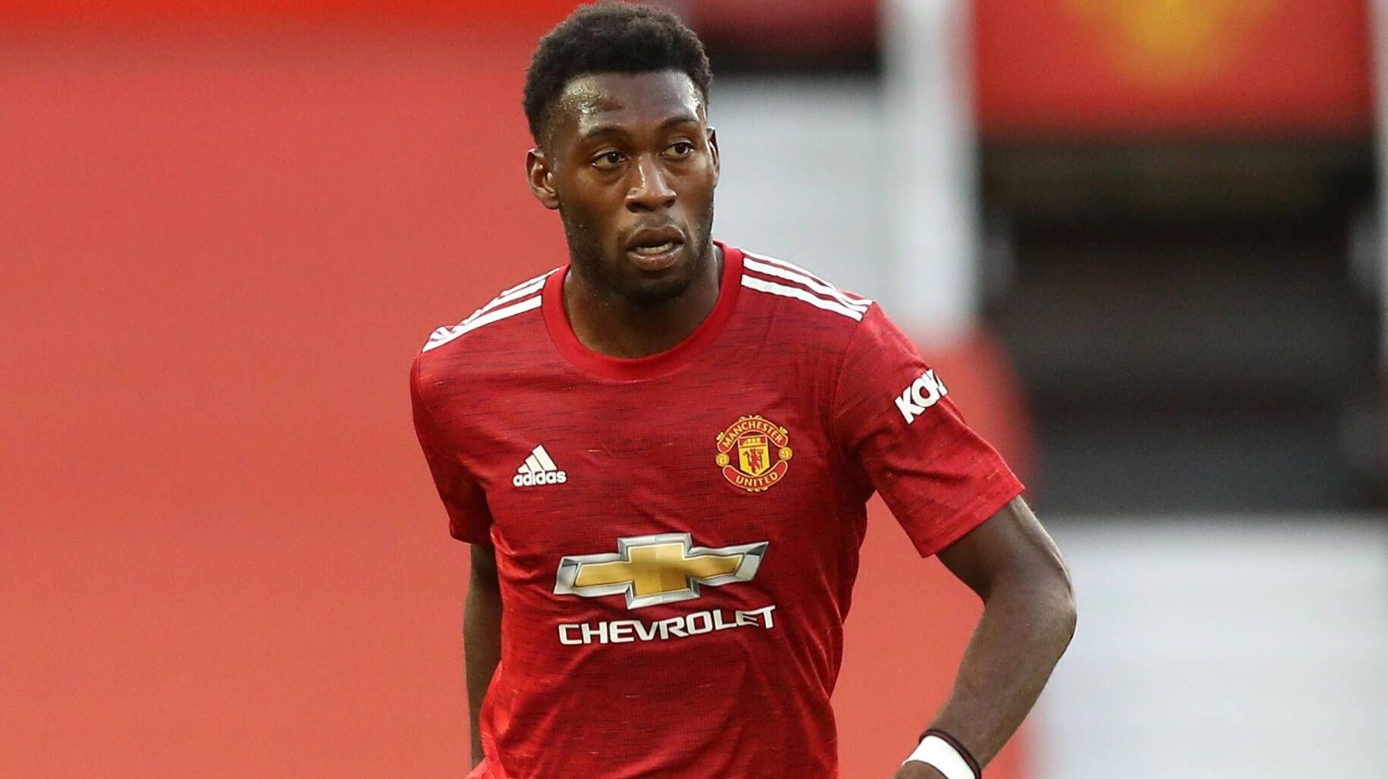 Timothy Fosu-Mensah kontrolliert den Ball im Trikot von Manchester United.